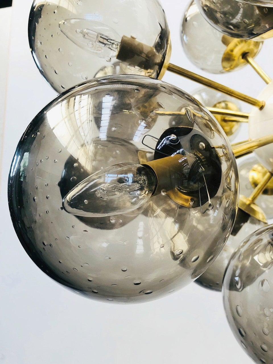 Vetro soffiato Lampadario Ovale Sputnik di Fabio Ltd in vendita