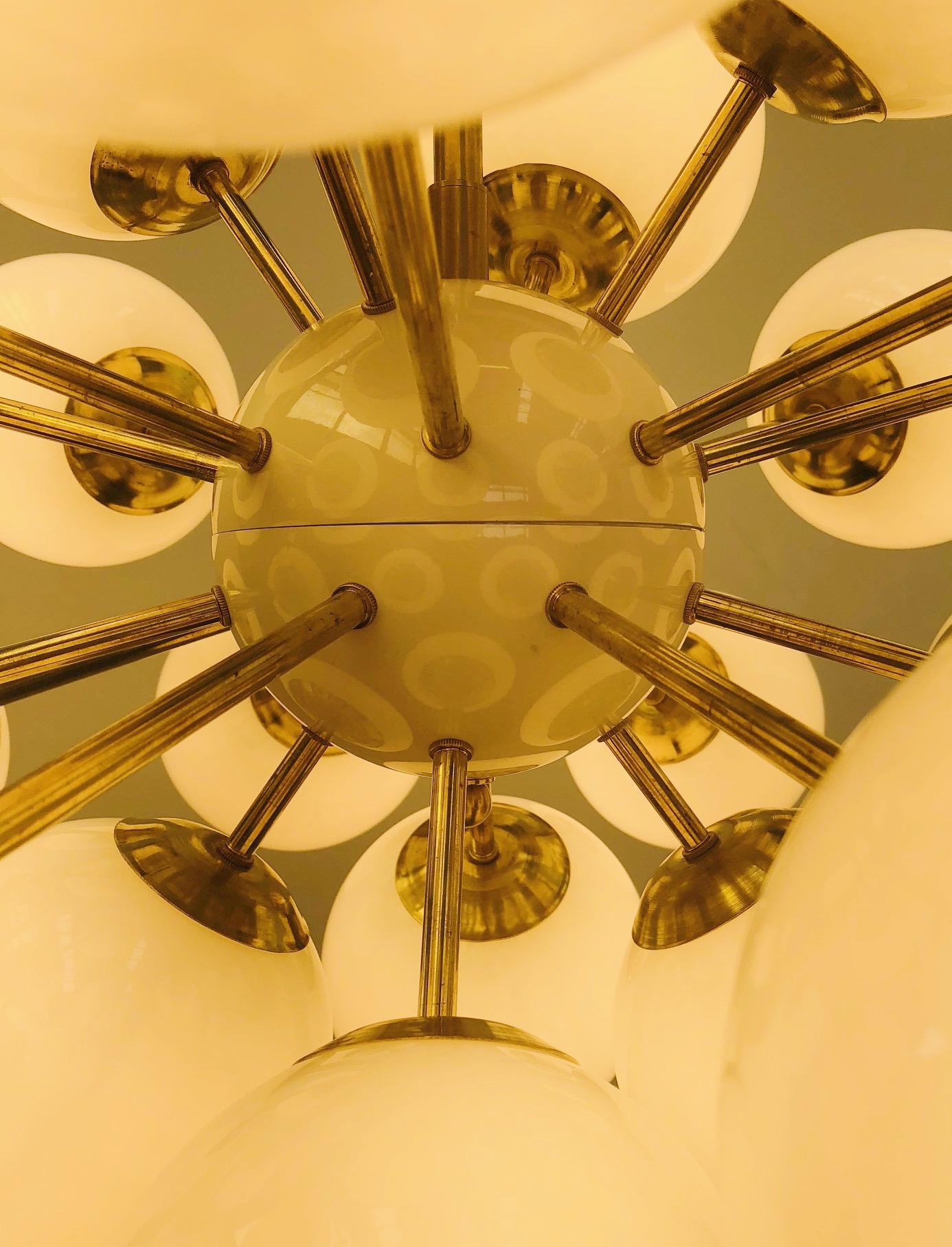 Lustre Spoutnik ovale de Fabio Ltd en vente 1