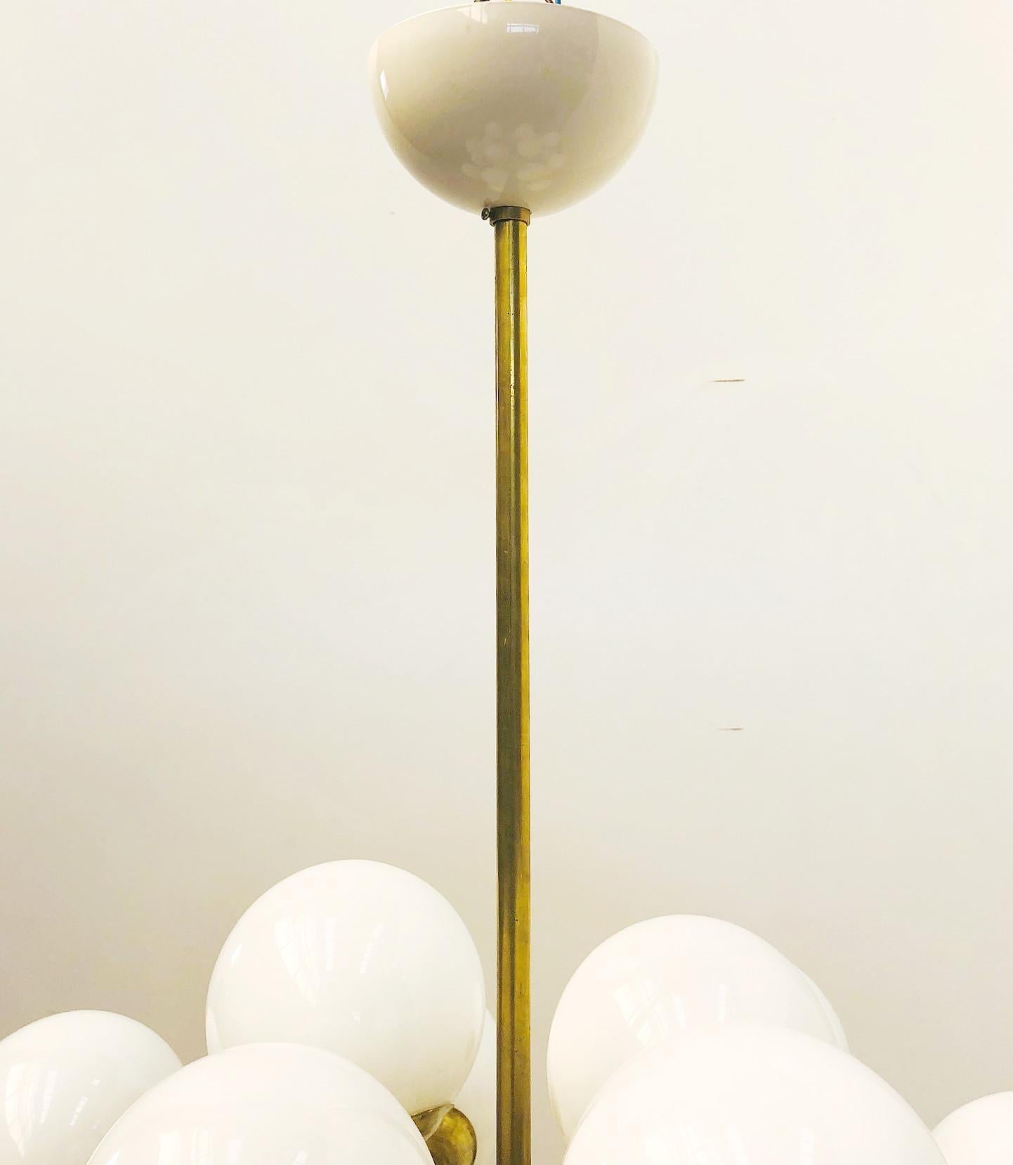 Lustre Spoutnik ovale de Fabio Ltd en vente 2