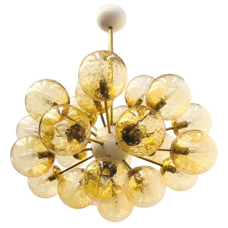 Lampadario Ovale Sputnik di Fabio Ltd
