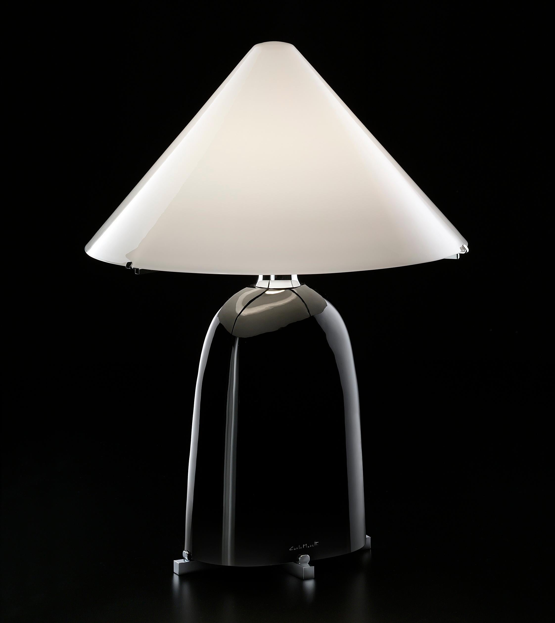 Carlo Moretti schuf die Ovale-Leuchte in den 1980er Jahren.
Der Schirm ist ebenfalls aus Glas, was diese Lampe einzigartig schön macht. 