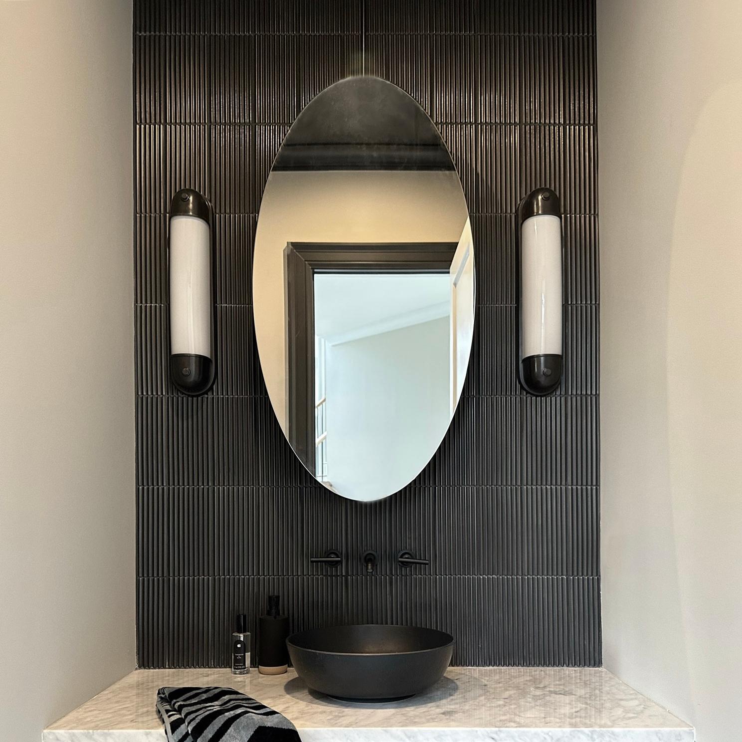 Miroir de forme ovale Ovalis™ suspendu au plafond et doté d'un élégant cadre noir mat. Conçue et fabriquée à la main à Londres, au Royaume-Uni, la collection unique et élégante de miroirs suspendus au plafond d'Alguacil & Perkoff est entièrement