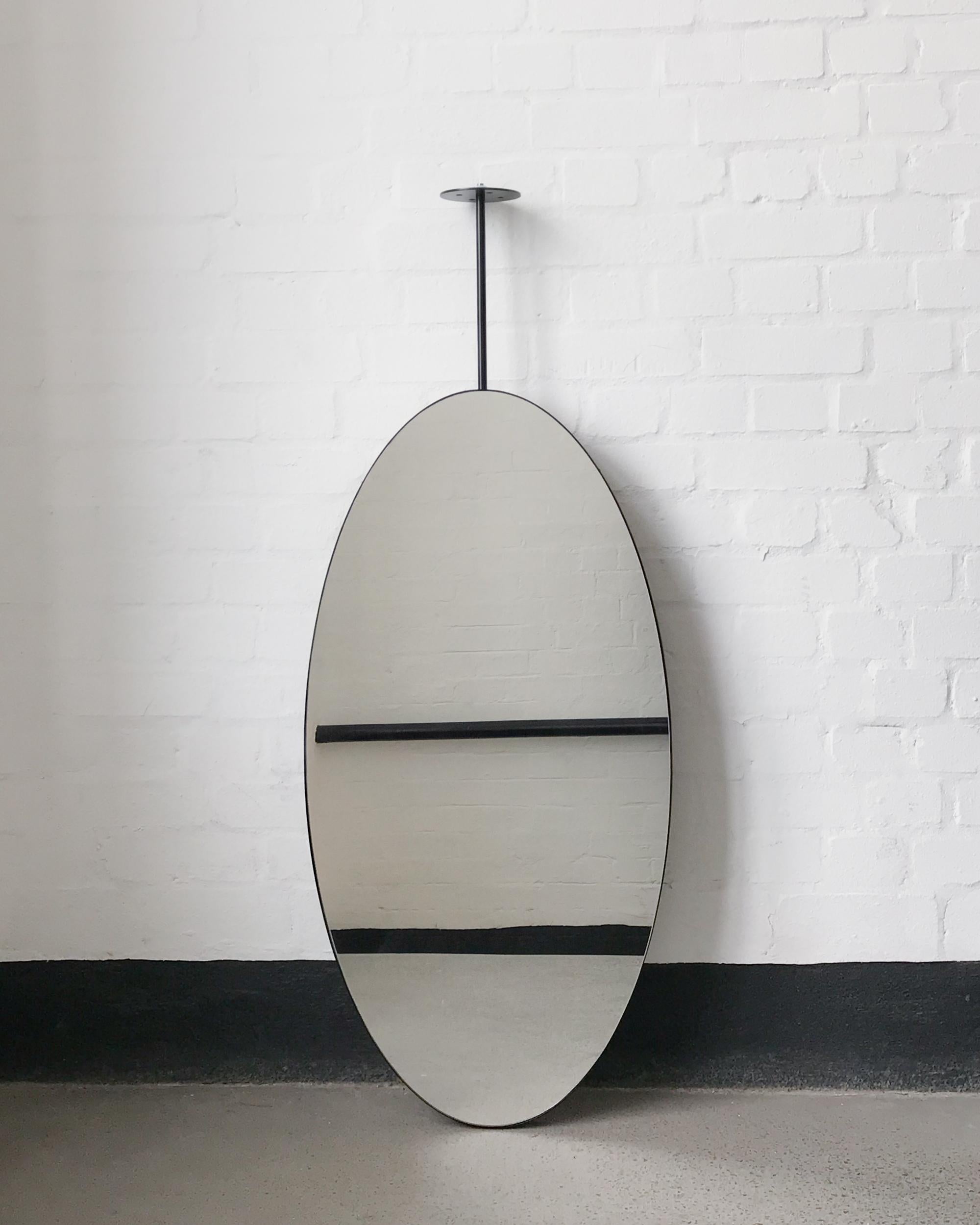 Art déco Miroir ovale suspendu au plafond Ovalis avec cadre noir mat en vente