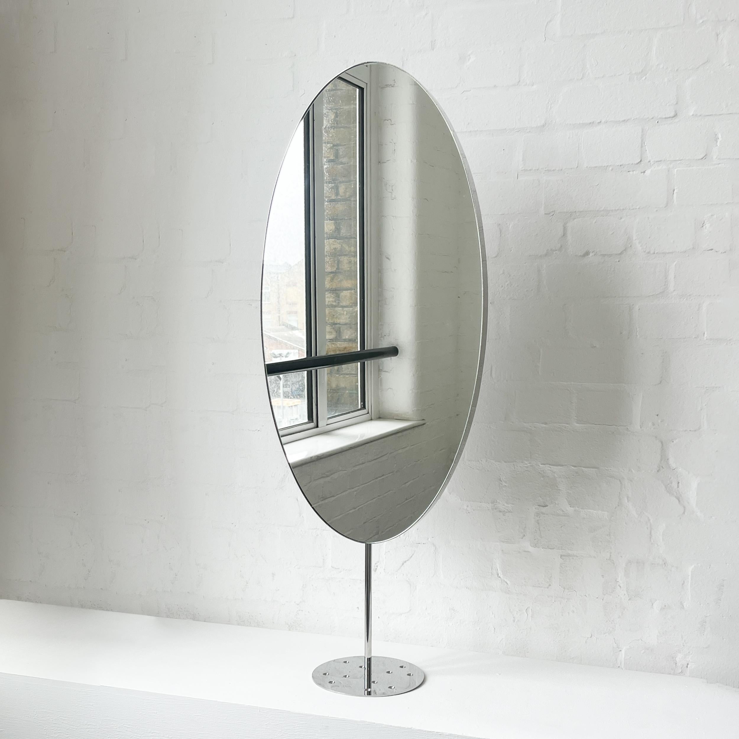 Miroir ovale Ovalis™ fixé au comptoir avec un cadre moderne en acier inoxydable poli. Conçu et fabriqué à la main à Londres, au Royaume-Uni.

Dimensions :
L 40 cm x H 80 cm x P 3 cm (hauteur 23 cm)
L 15,75 x H 31,5 x P 1,18 (Hauteur 9,06)
Hauteur