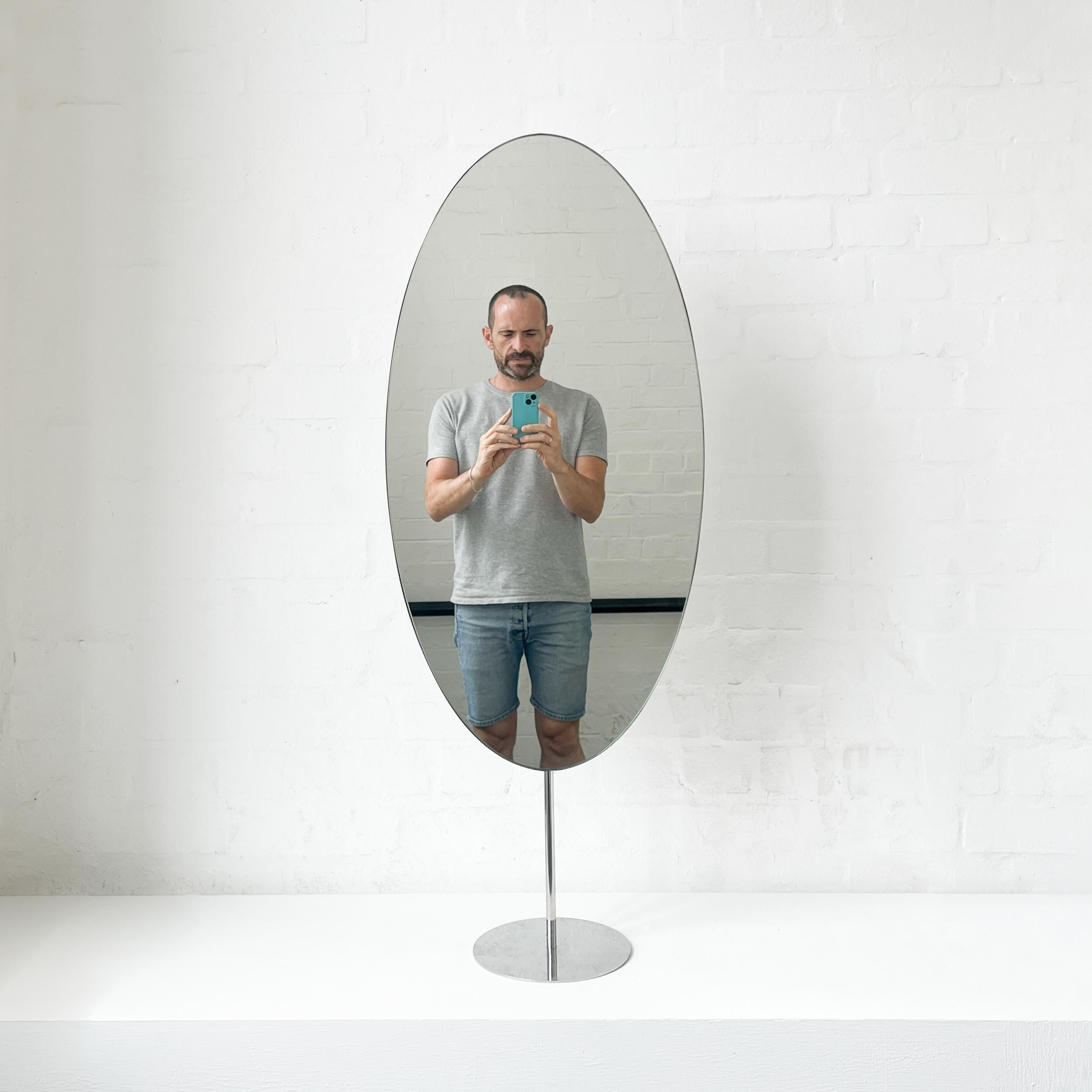 Moderne Miroir ovale de comptoir Ovalis avec cadre moderne en acier inoxydable poli en vente