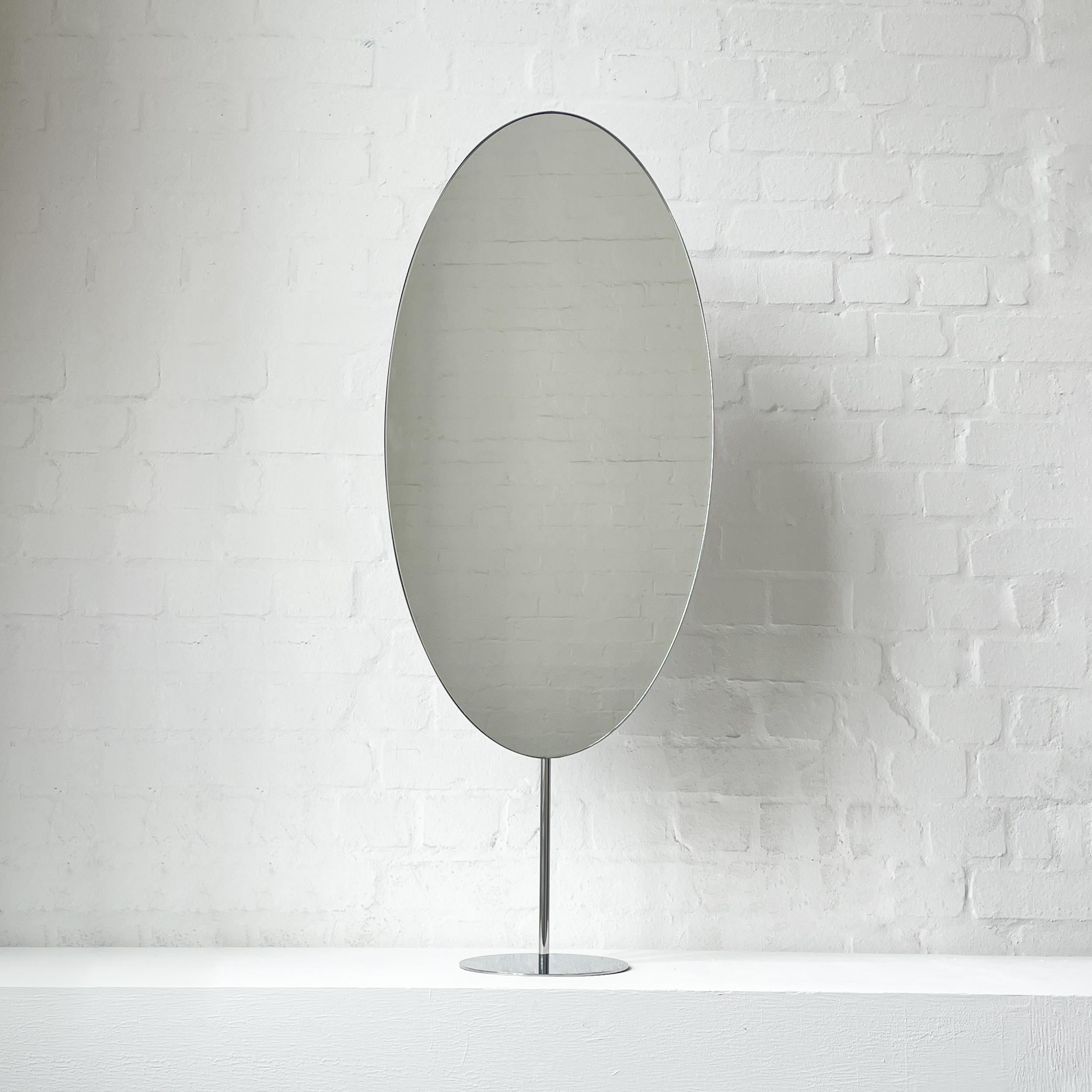 Poli Miroir ovale de comptoir Ovalis avec cadre moderne en acier inoxydable poli en vente