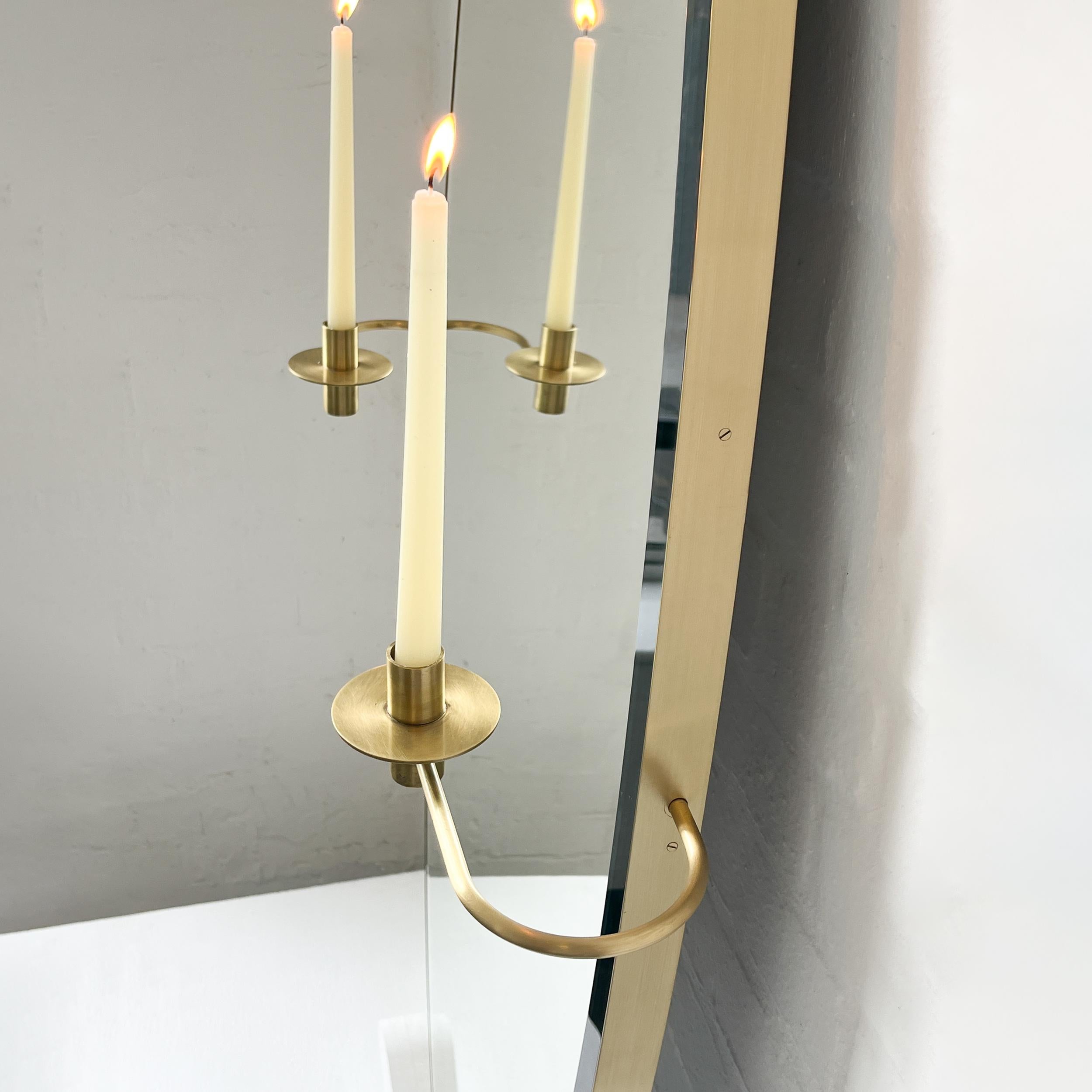Ovalis Miroir ovale biseauté avec chandeliers décoratifs et cadre en laiton brossé en vente 2