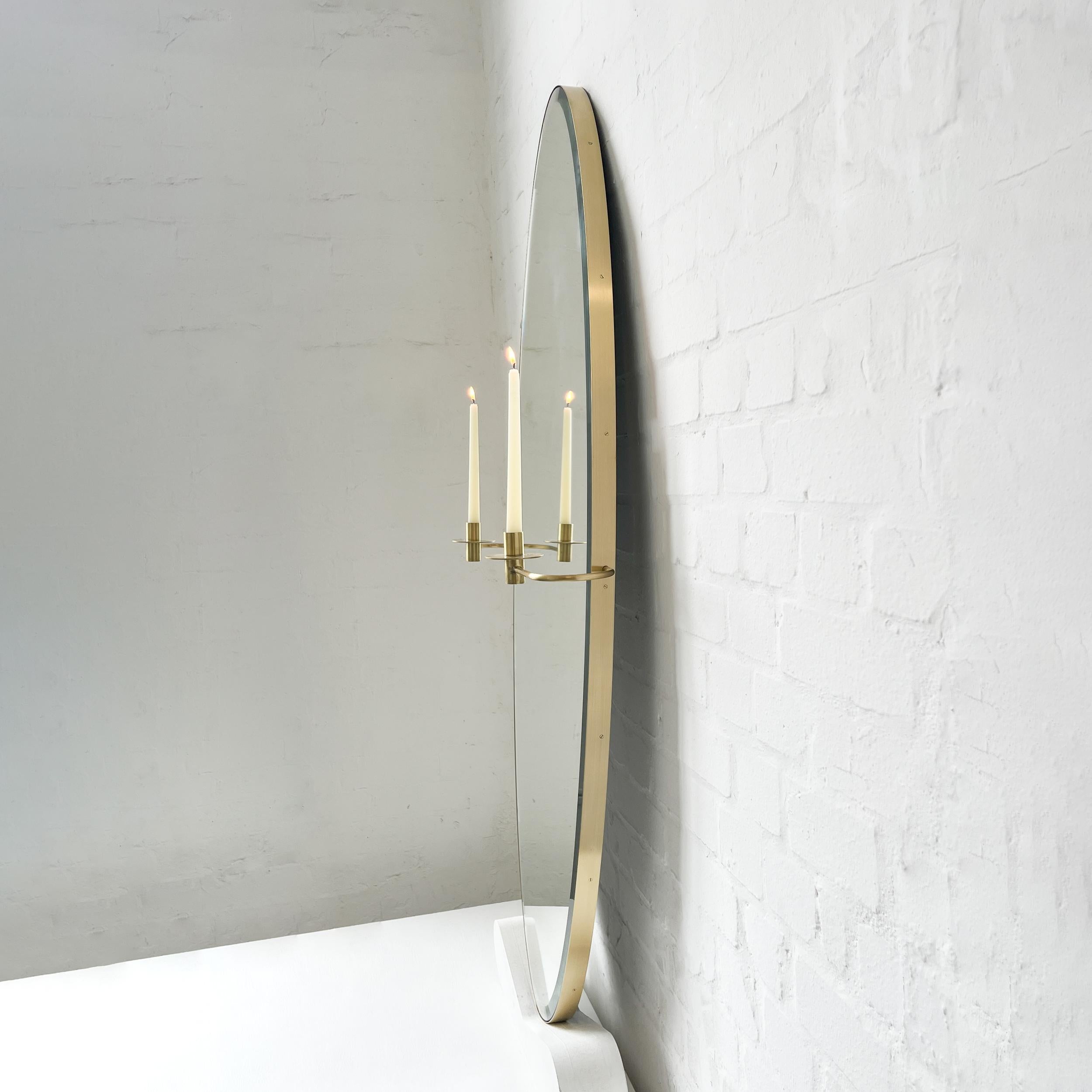Ovalis Miroir ovale biseauté avec chandeliers décoratifs et cadre en laiton brossé en vente 3
