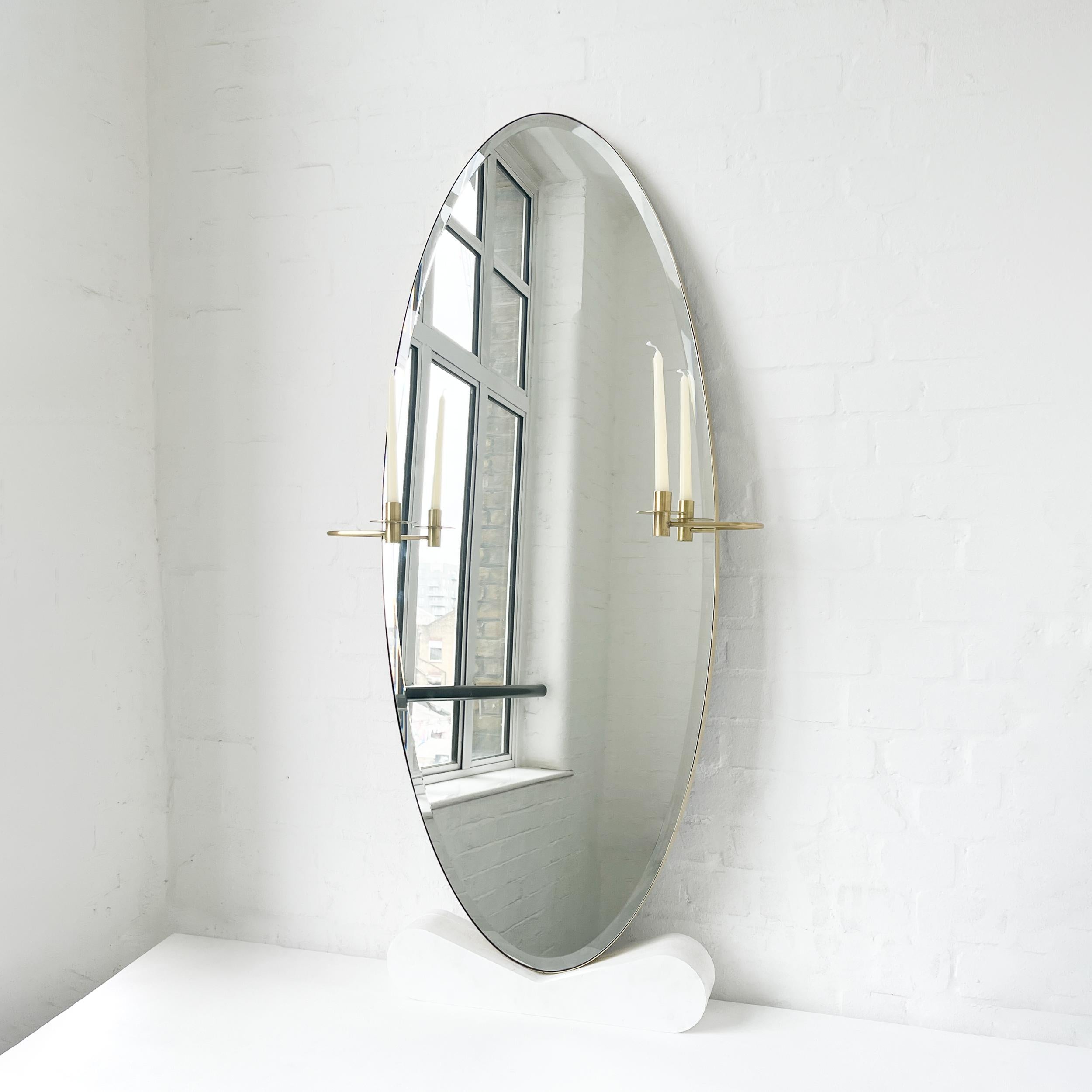 Miroir ovale biseauté Ovalis™ avec un cadre solide en laiton brossé et des chandeliers décoratifs. Conçu et fabriqué à Londres, au Royaume-Uni. Ce miroir est entièrement personnalisable.

Dimensions du miroir :
H 136cm x L 56cm x P 3cm (15cm de