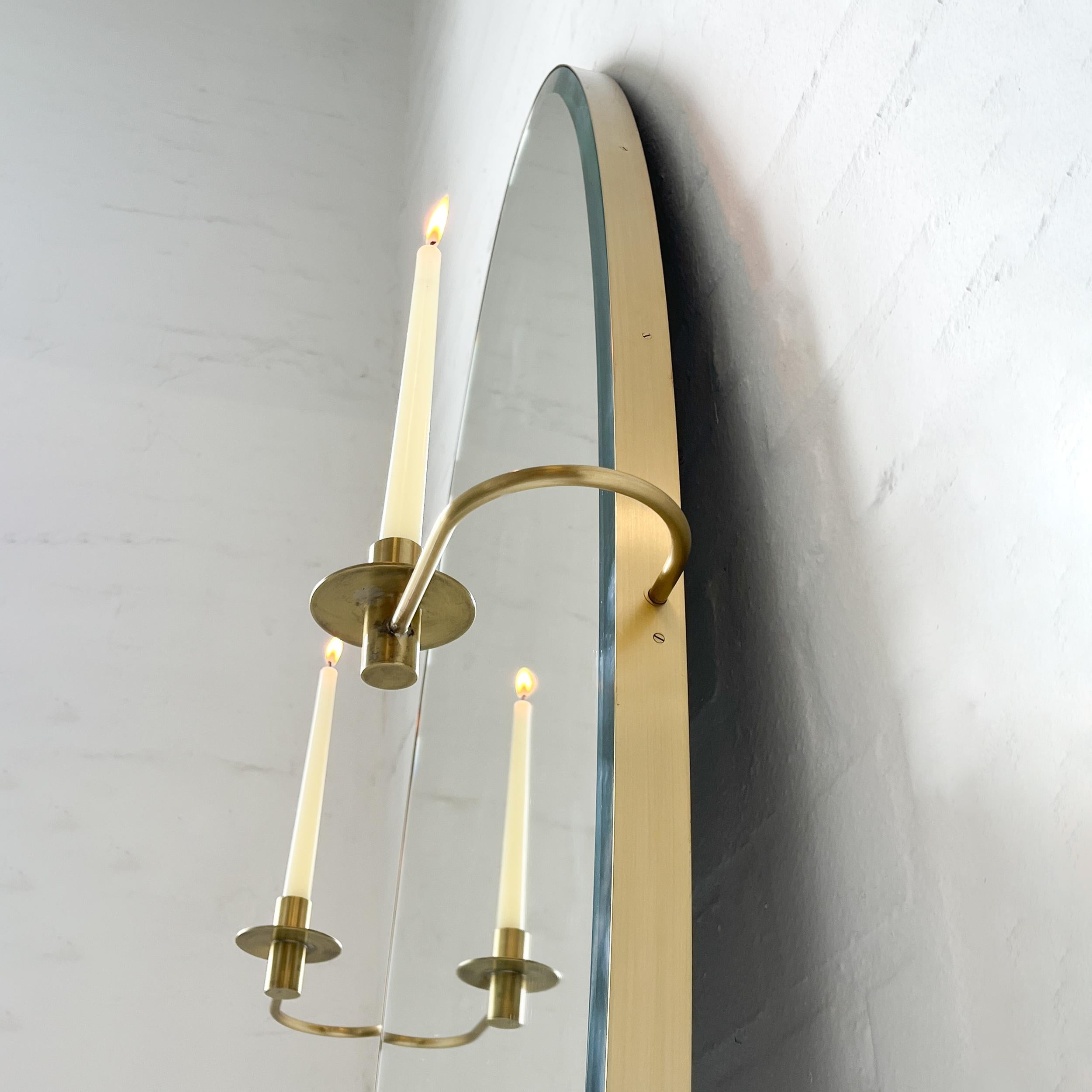 Organique Ovalis Miroir ovale biseauté avec chandeliers décoratifs et cadre en laiton brossé en vente