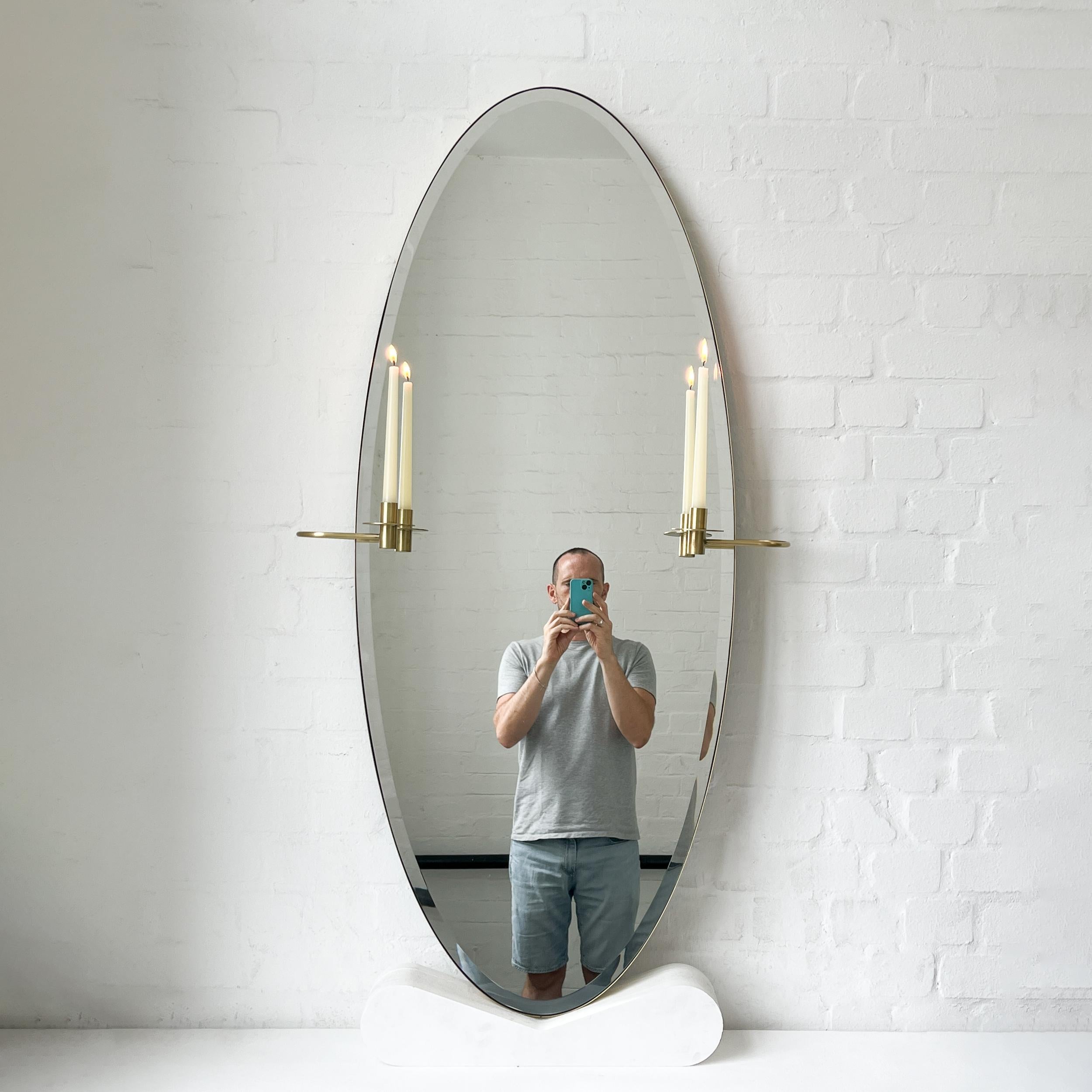 Brossé Ovalis Miroir ovale biseauté avec chandeliers décoratifs et cadre en laiton brossé en vente