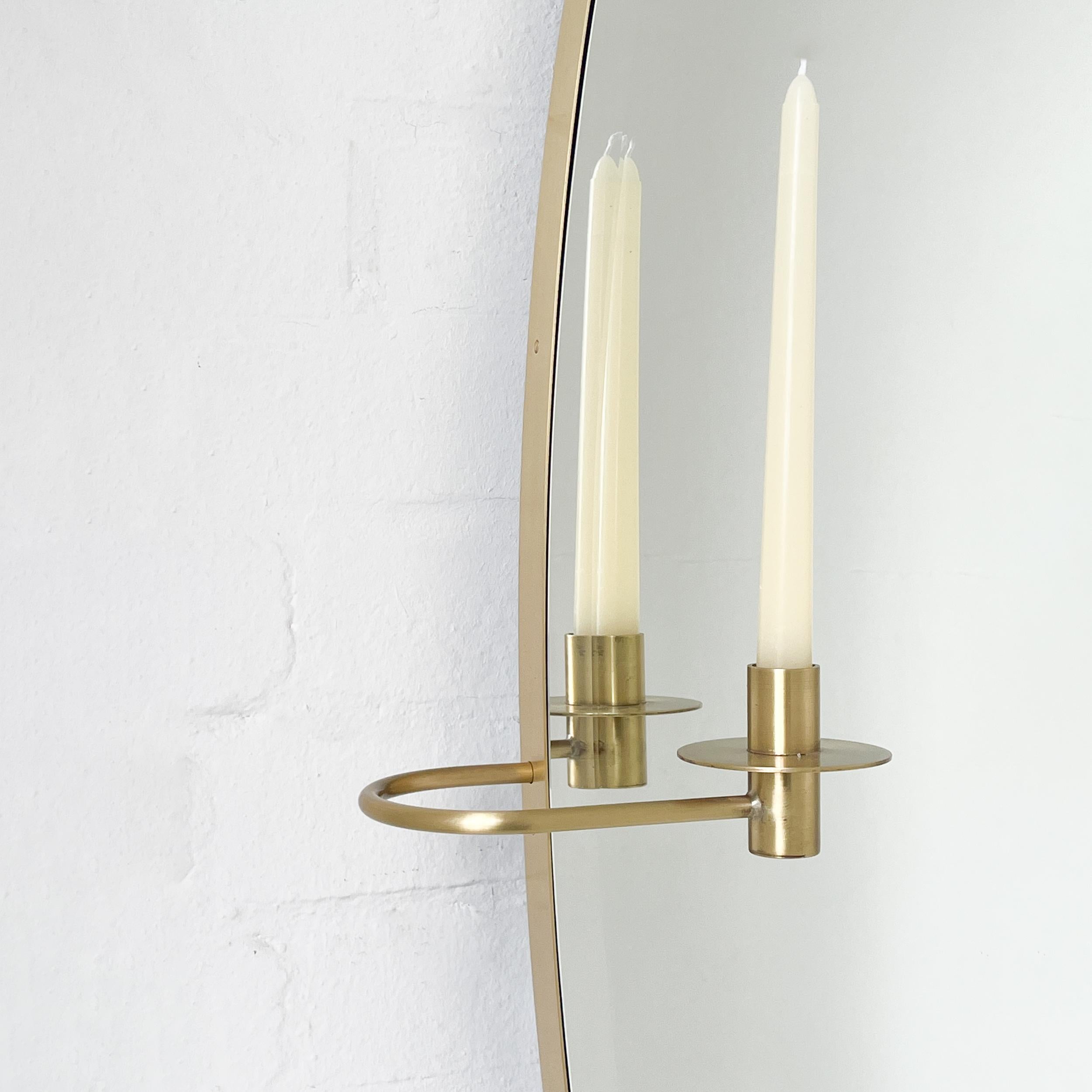 Ovalis Miroir ovale biseauté avec chandeliers décoratifs et cadre en laiton brossé Neuf - En vente à London, GB
