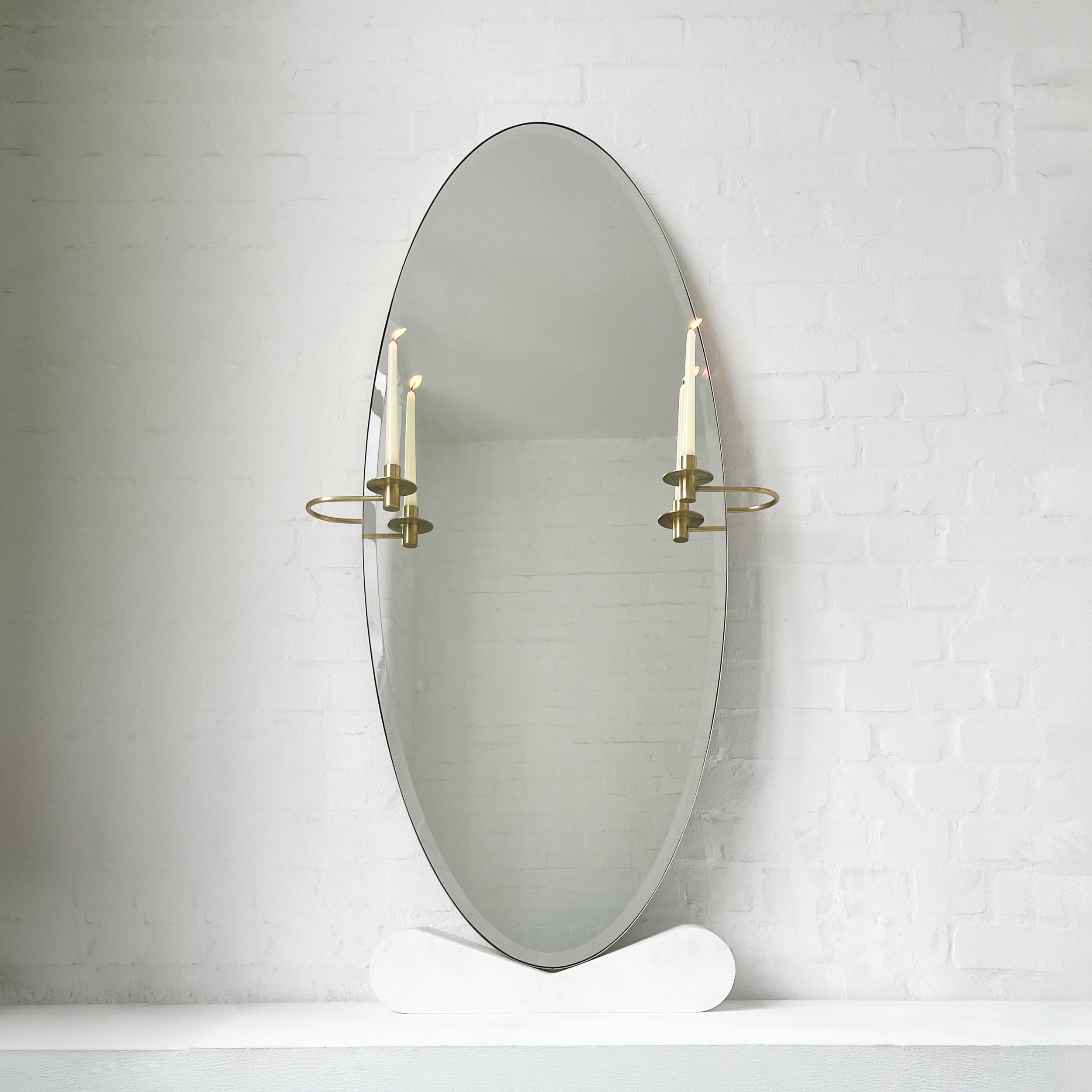 Laiton Ovalis Miroir ovale biseauté avec chandeliers décoratifs et cadre en laiton brossé en vente