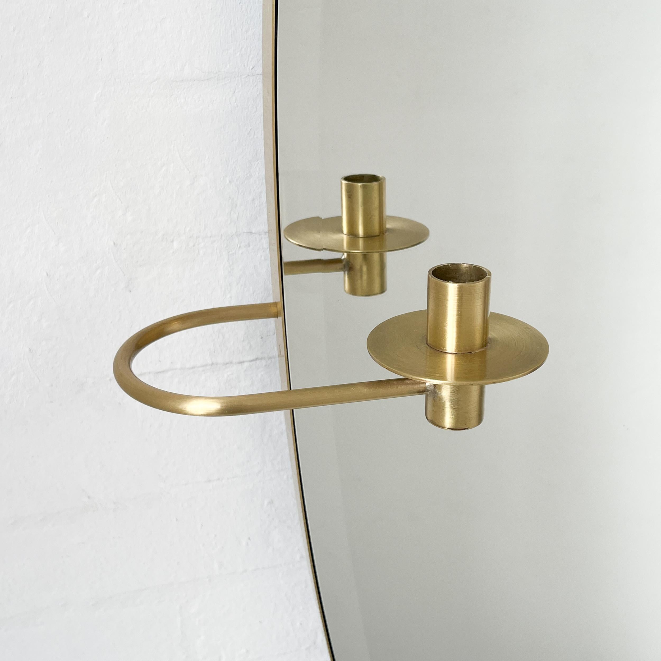 Ovalis Miroir ovale biseauté avec chandeliers décoratifs et cadre en laiton brossé en vente 1