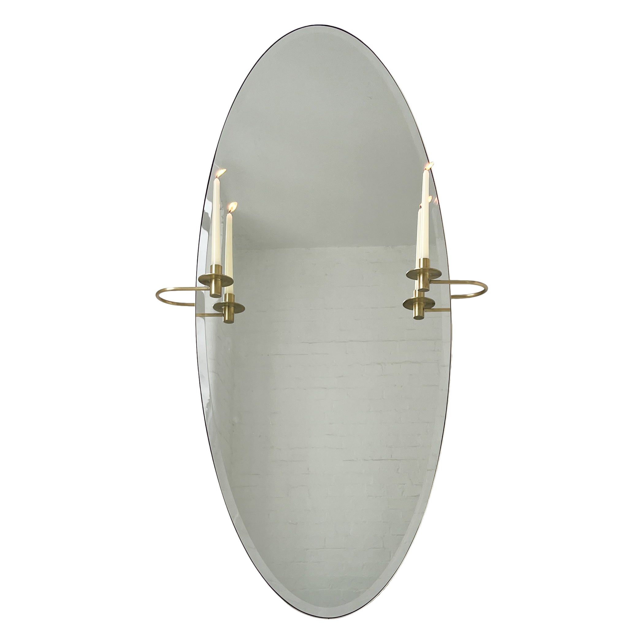 Ovalis Miroir ovale biseauté avec chandeliers décoratifs et cadre en laiton brossé en vente