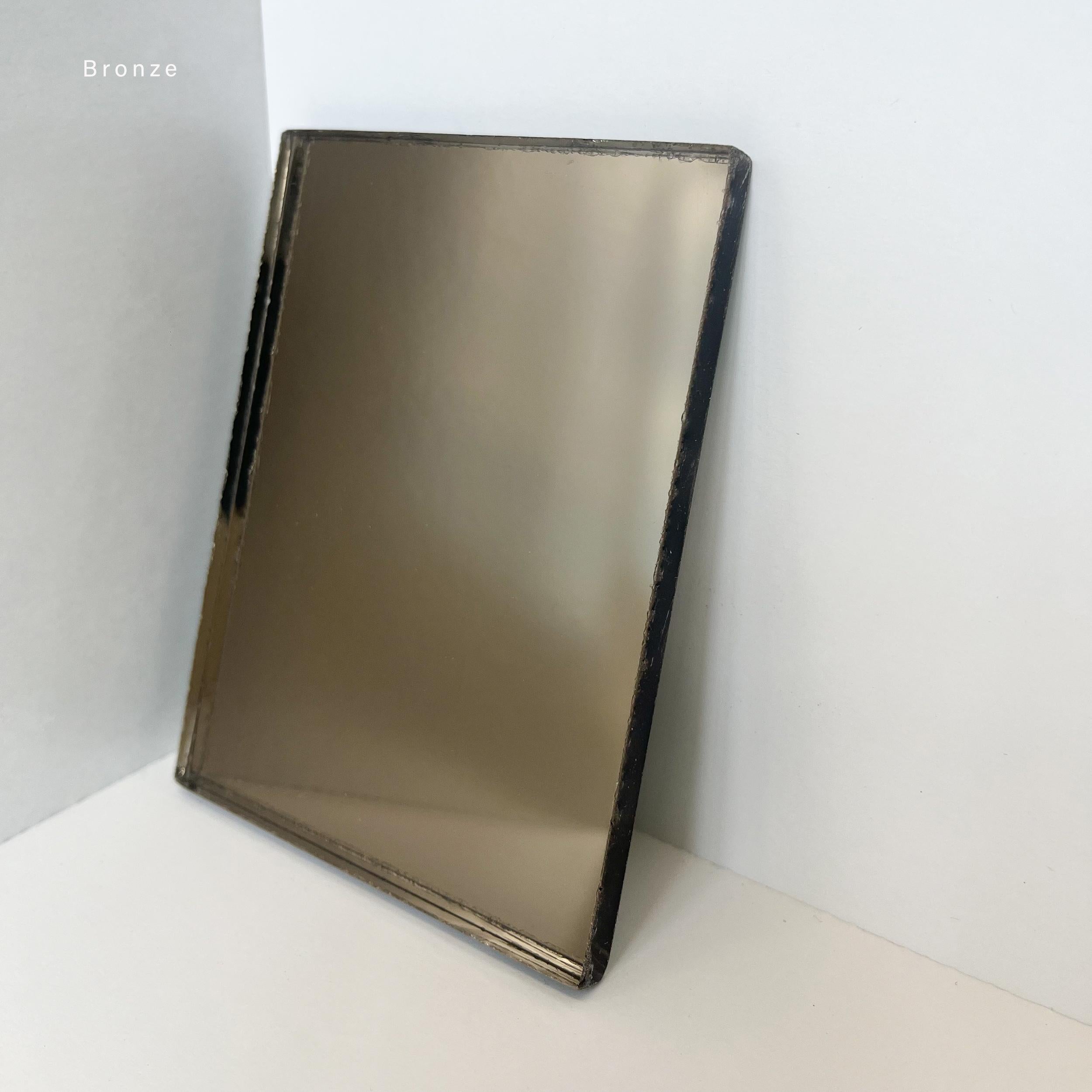 Ovalis Oval Bronze getönter Contemporary Spiegel mit Patina Rahmen, klein im Angebot 3