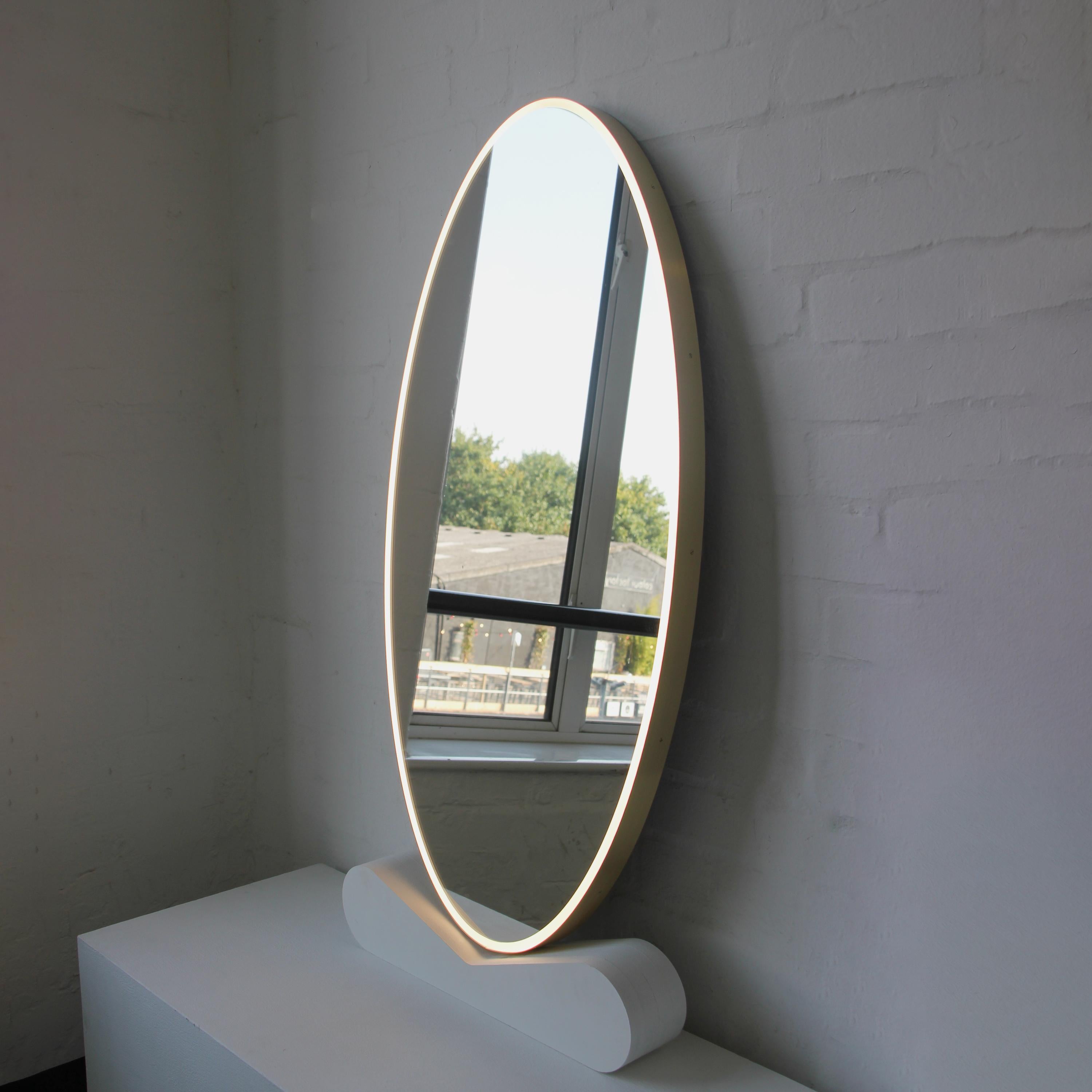 Grande specchio ovale Ovalis™ illuminato frontalmente con cornice in ottone spazzolato. Progettato e realizzato a Londra, nel Regno Unito. Questo specchio è completamente personalizzabile.

È stato progettato con un sistema integrato di stecche