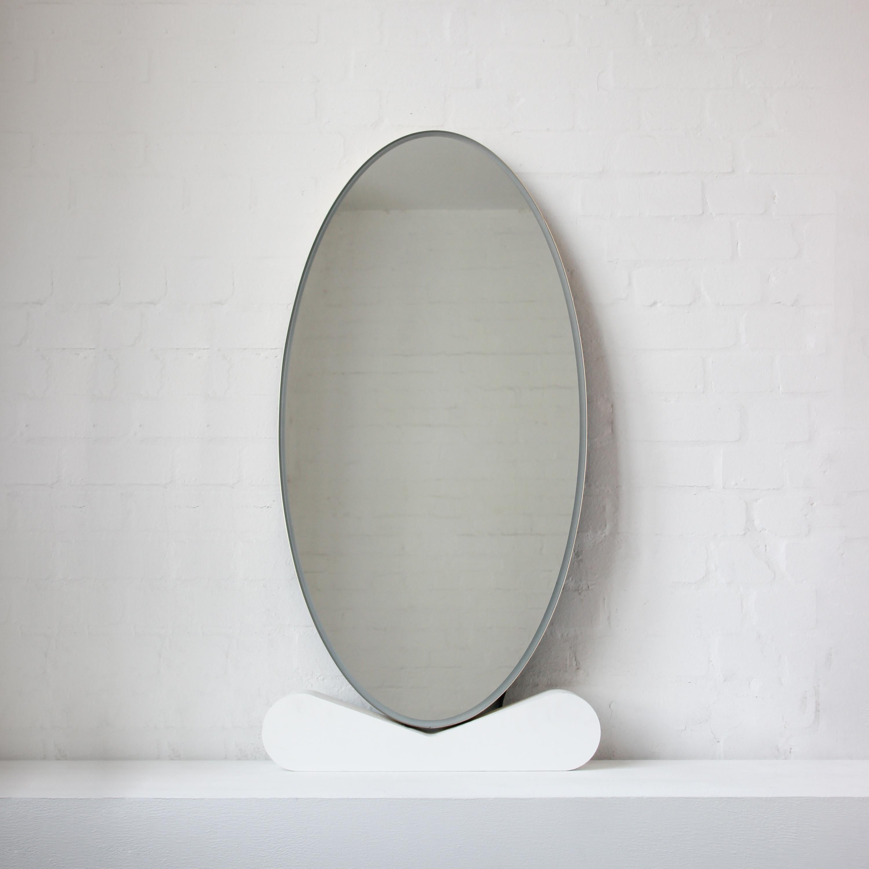 XXI secolo e contemporaneo Specchio Ovalis Oval Front Illuminated Contemporary con cornice in ottone, XL in vendita