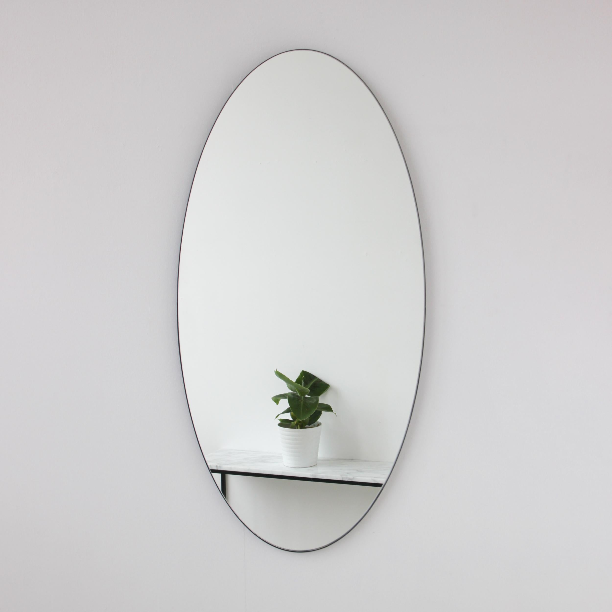 Aluminium Ovalis Miroir minimaliste ovale avec cadre noir élégant, large en vente