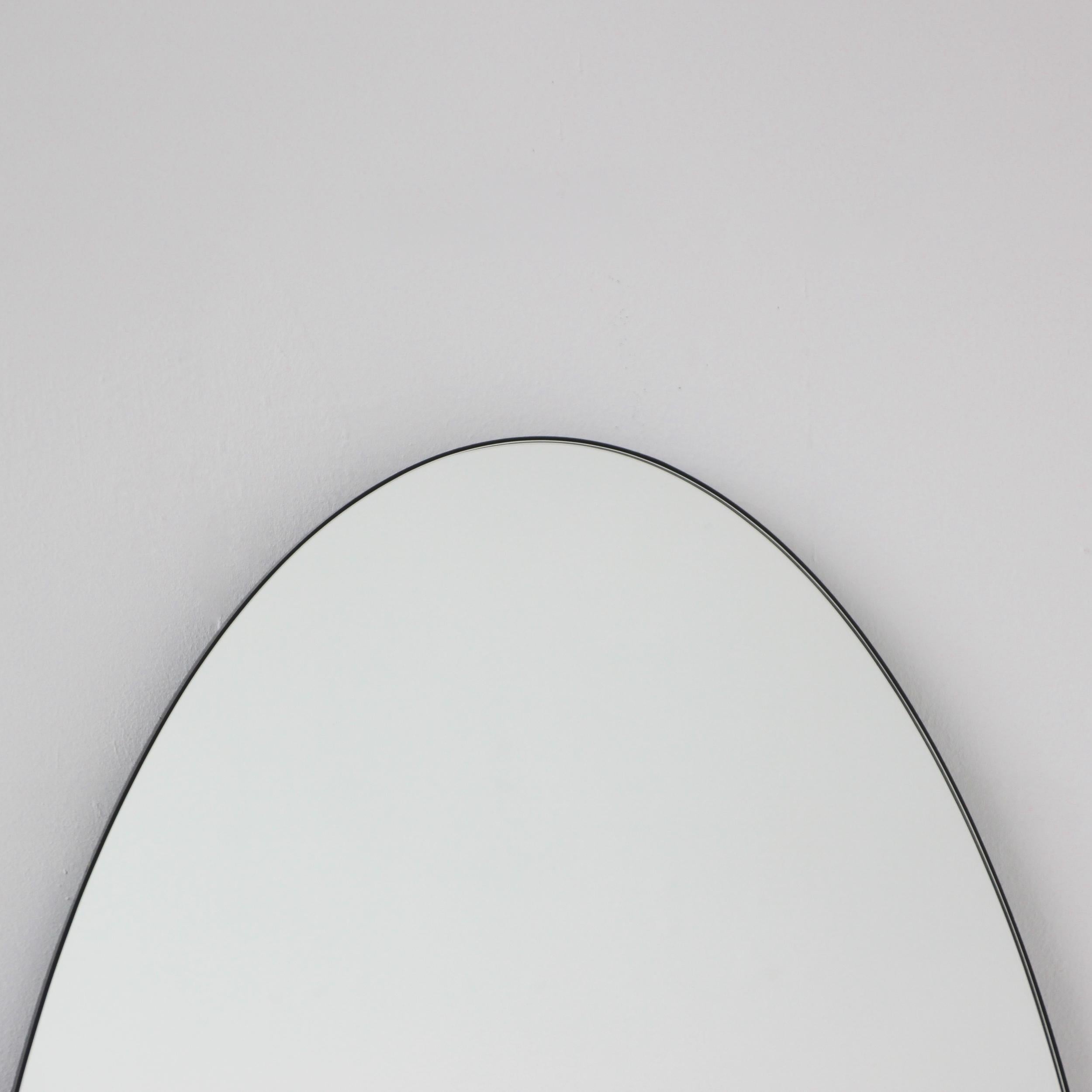 Verniciatura a polvere Specchio moderno ovale Ovalis con cornice nera, piccolo in vendita