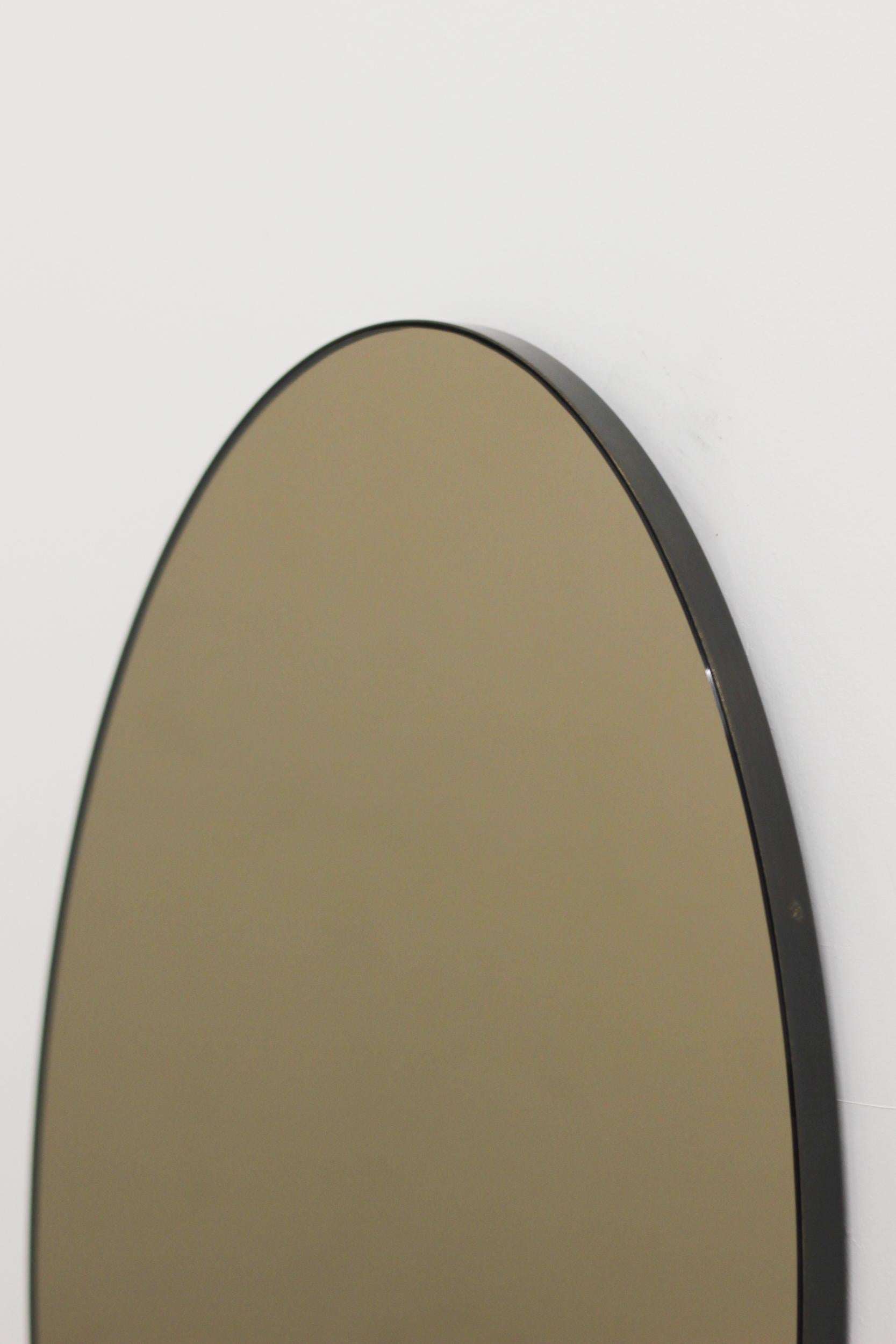 Britannique Miroir contemporain Ovalis ovale teinté bronze avec cadre patiné, moyen en vente