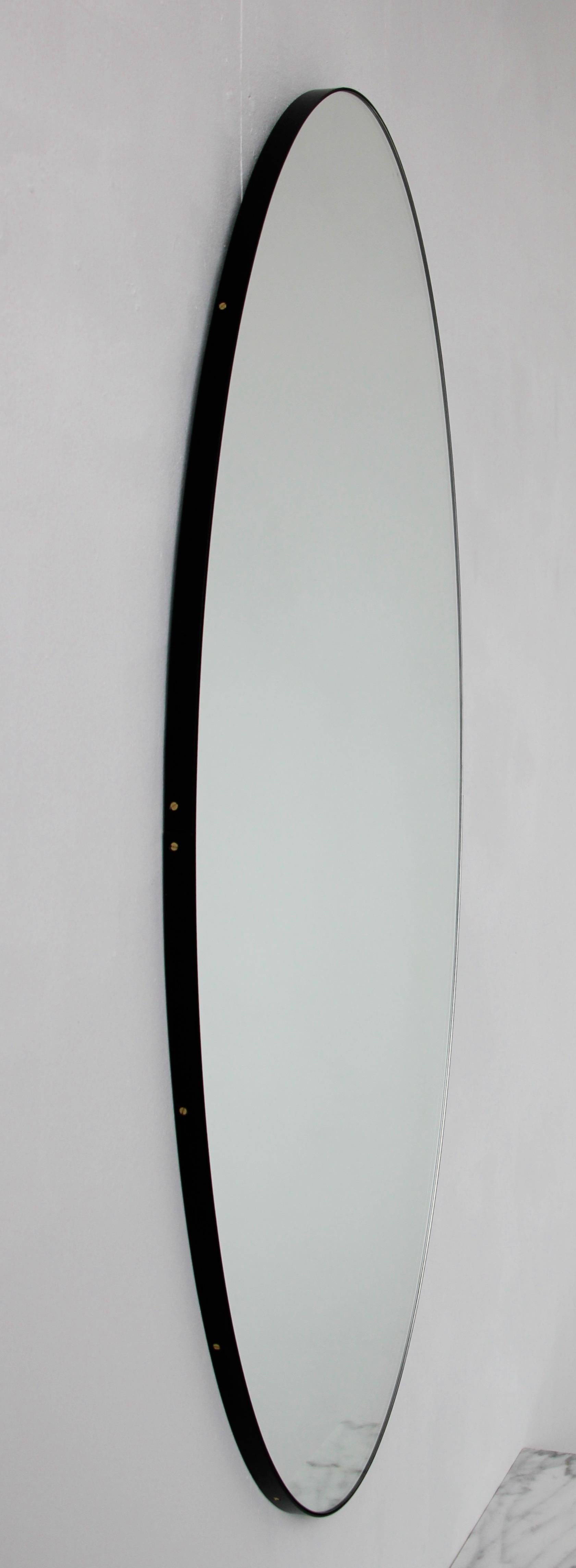 Poudré Ovalis Miroir mural contemporain ovale avec cadre noir, XL en vente