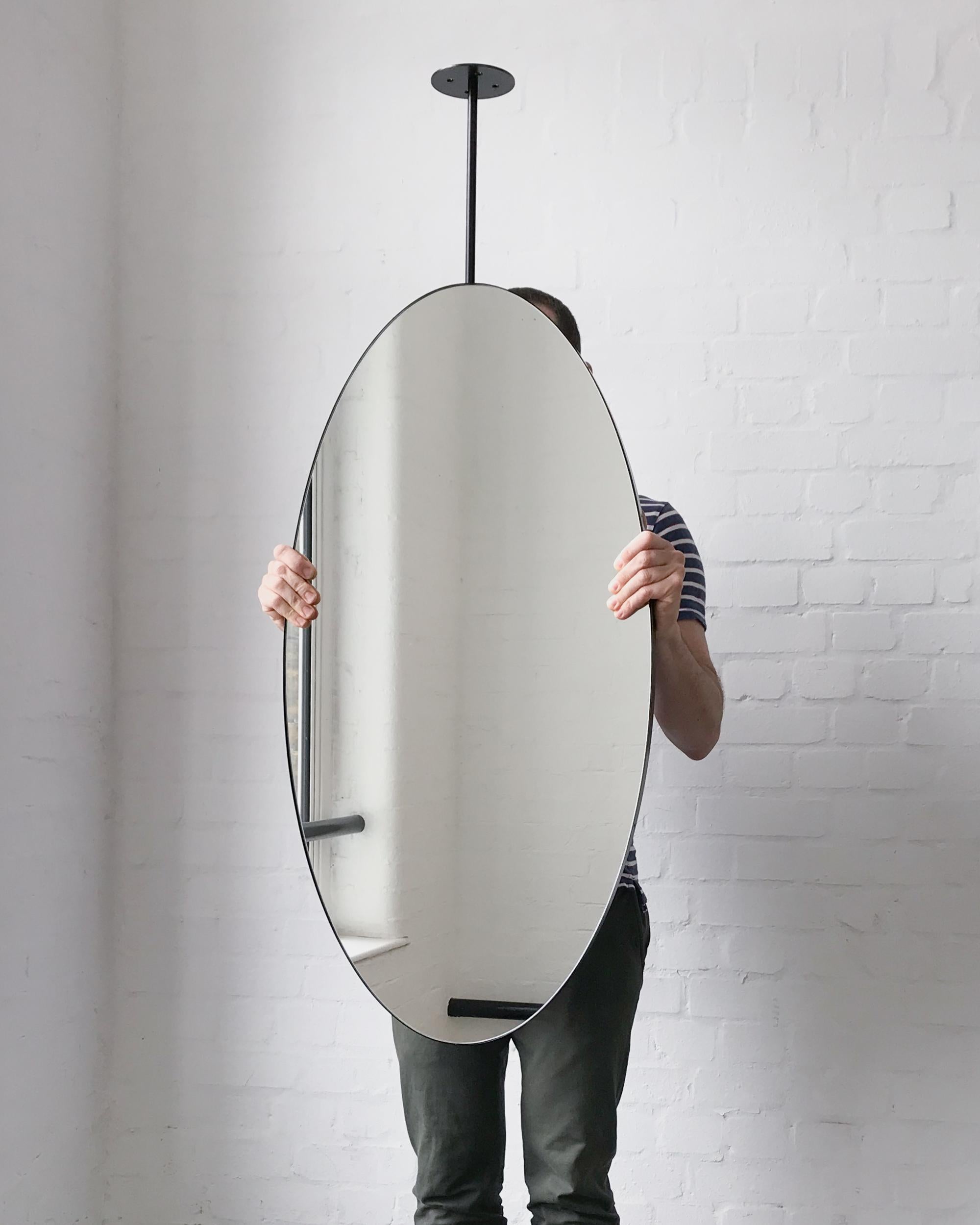 Ovalis Deckenspiegel in Form eines ovalen Spiegels mit mattem schwarzem Rahmen (Art déco) im Angebot