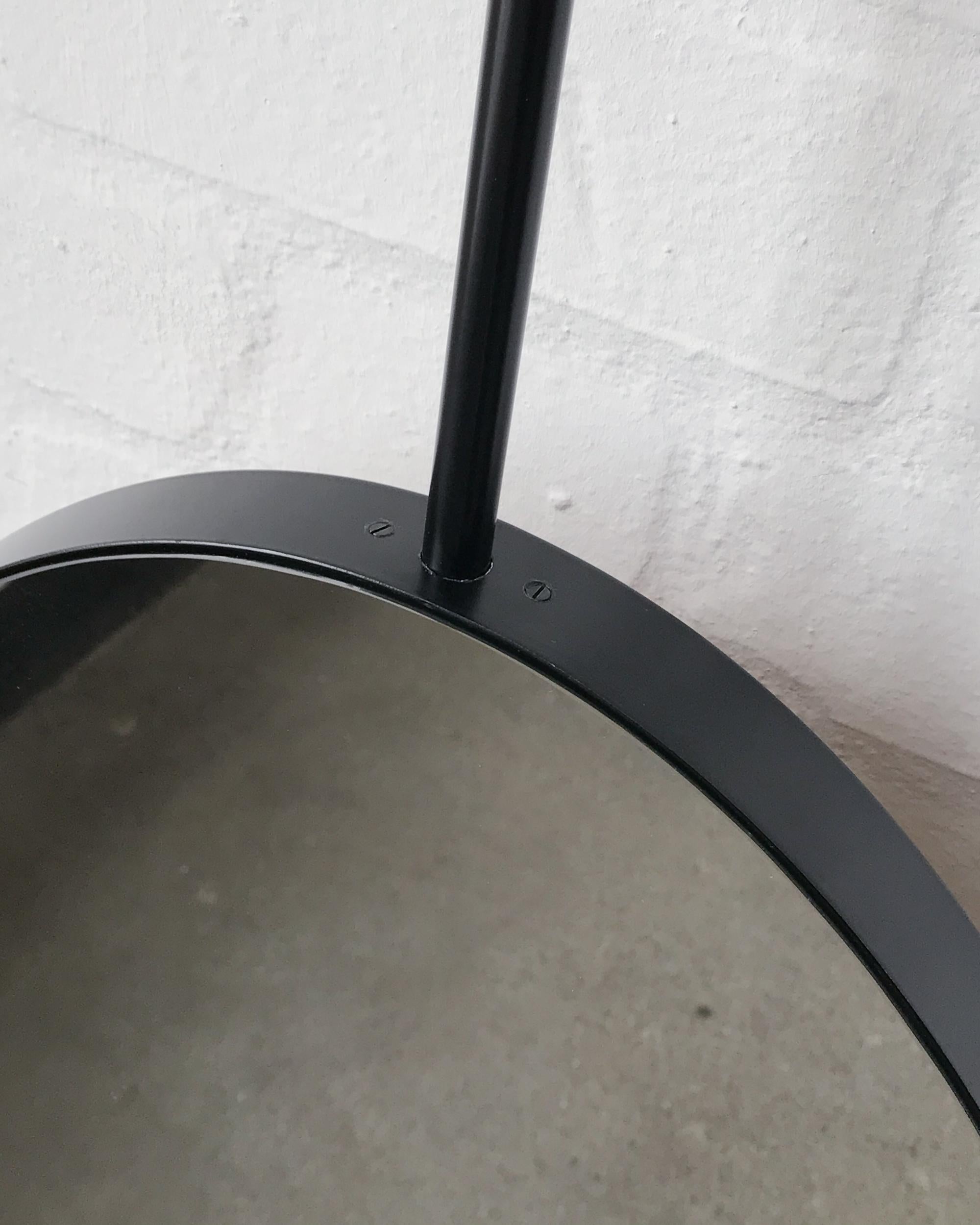 Ovalis Deckenspiegel in Form eines ovalen Spiegels mit mattem schwarzem Rahmen (Britisch) im Angebot