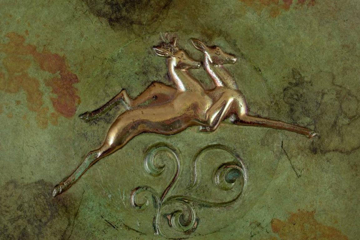 Ove Fritz Rasmussen, fundidor de bronce danés.
Plato de bronce Art Decó.
Con un motivo de ciervos saltando.
Aproximadamente de la década de 1940.
Marcado.
En excelente estado con pátina.
Parcialmente patinado en verde.
Dimensiones: Diámetro 25,5 cm