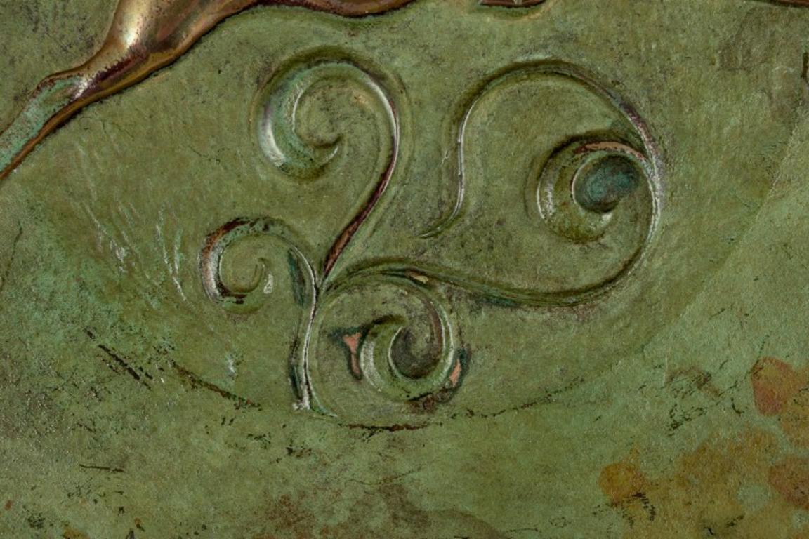 Ove Fritz Rasmussen. Plato Art Decó de bronce con motivo de ciervos. mediados del siglo XX en venta