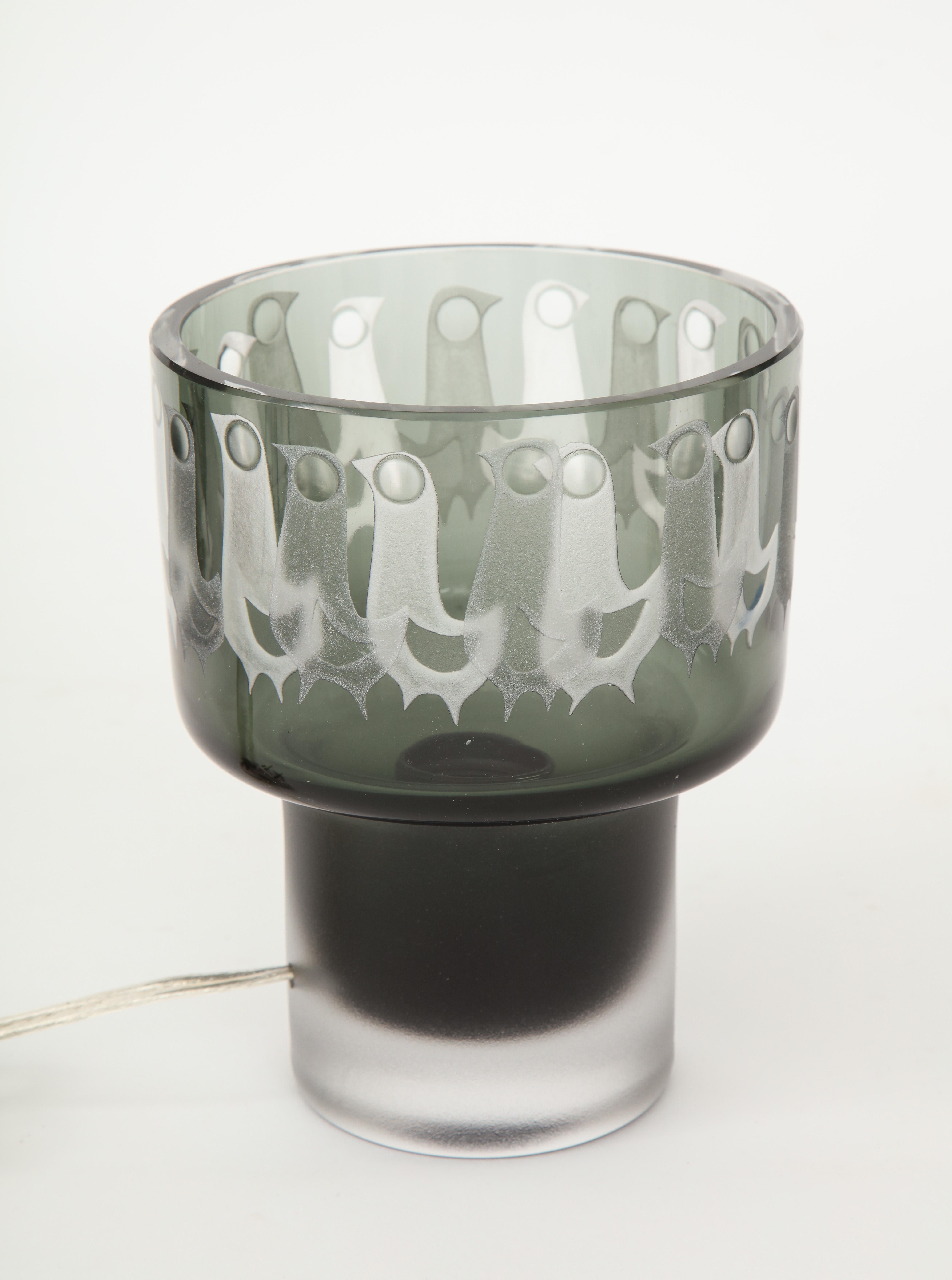 Ove Sandeberg für Kosta Boda, geätzte Vogellampe aus grauem Glas (Skandinavische Moderne) im Angebot