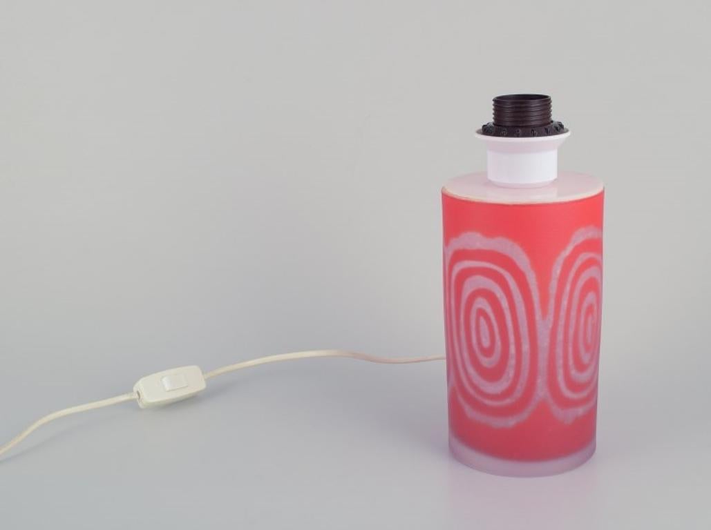 Suédois Ove Sandeberg pour Kosta Boda, Suède. Lampe de table en verre d'art de couleur orange. en vente