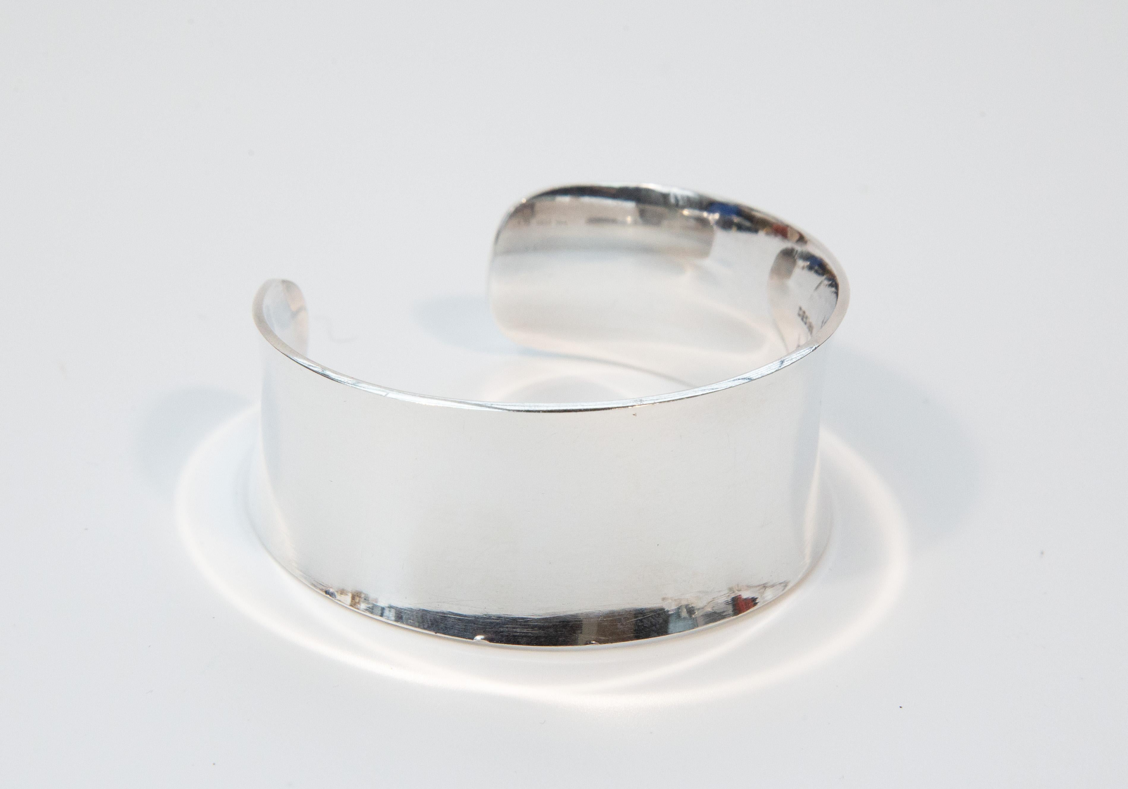Ein skandinavisches Design-Armband, entworfen von Ove Wendt für Andreas Mikkelsen in den 1970er Jahren. Dieses Manschettenarmband ist aus Sterlingsilber gefertigt und weist eine konkave Wölbung auf. Die Innenseite des Armbands ist mit den Initialen