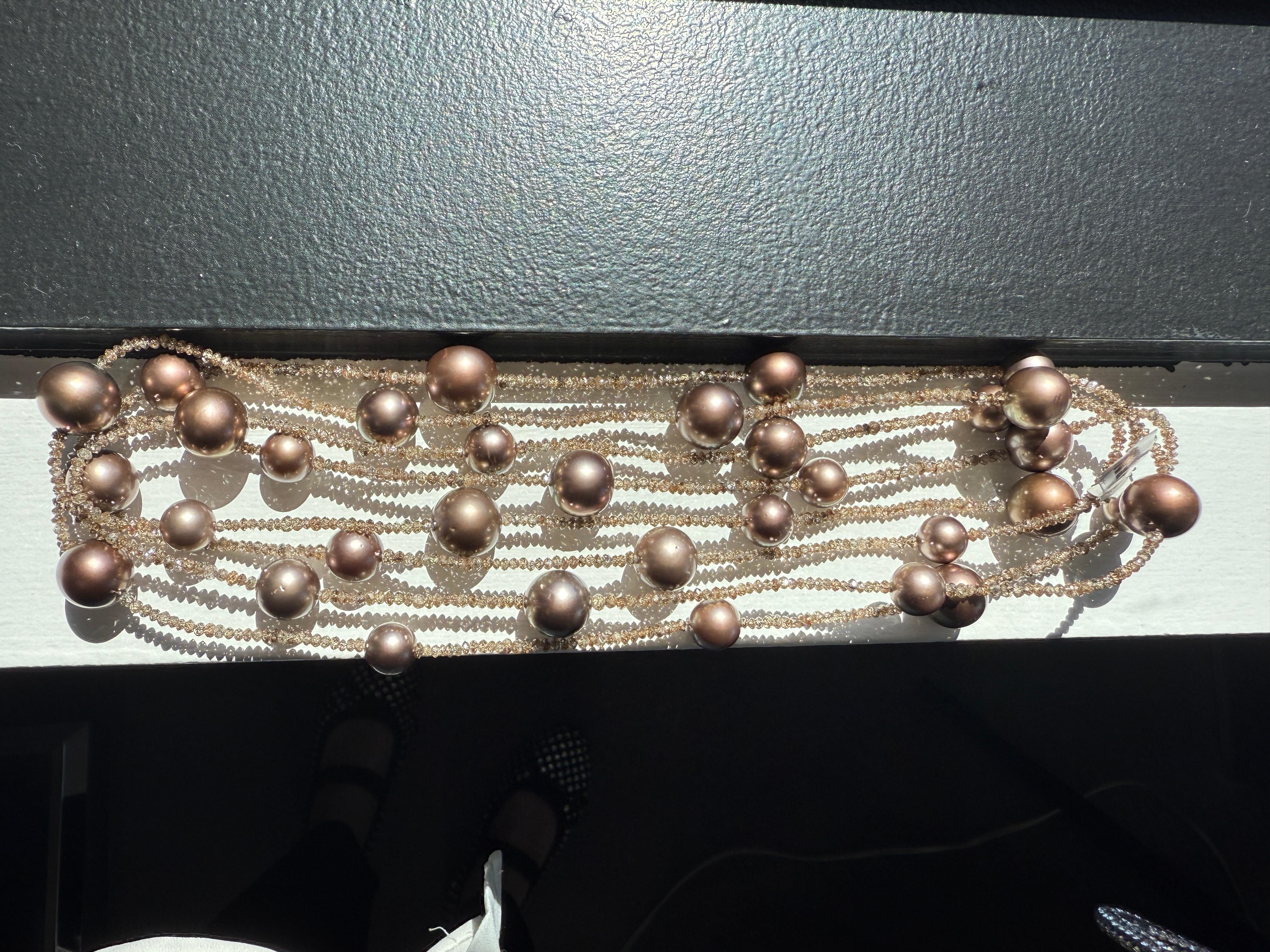 Un'elegante collana di perle marrone cioccolato e diamanti champagne con oltre 100 carati di scintillanti diamanti champagne. Questo versatile filo da 60 pollici è progettato per essere avvolto due, tre o addirittura quattro volte, consentendo