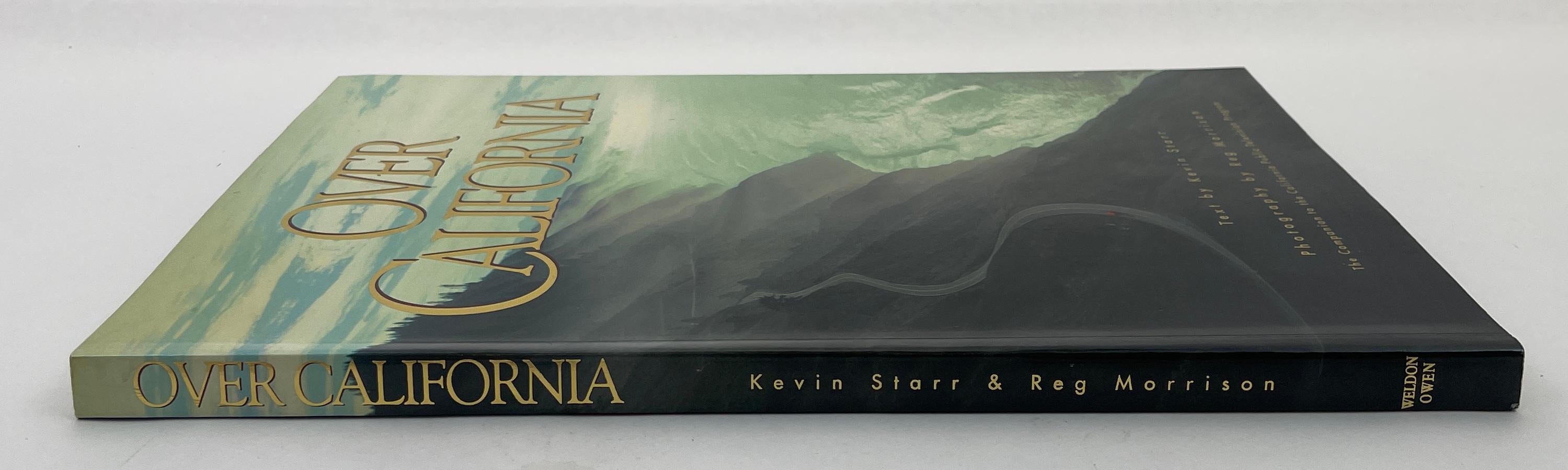 Sopra la California di Kevin Starr e Reg Morrison.
Uno straordinario volume di vedute aeree della California. Girato da Reg Morrison, documenta il variegato panorama dello stato come pochi di noi lo vedono: la sottile linea della faglia di San