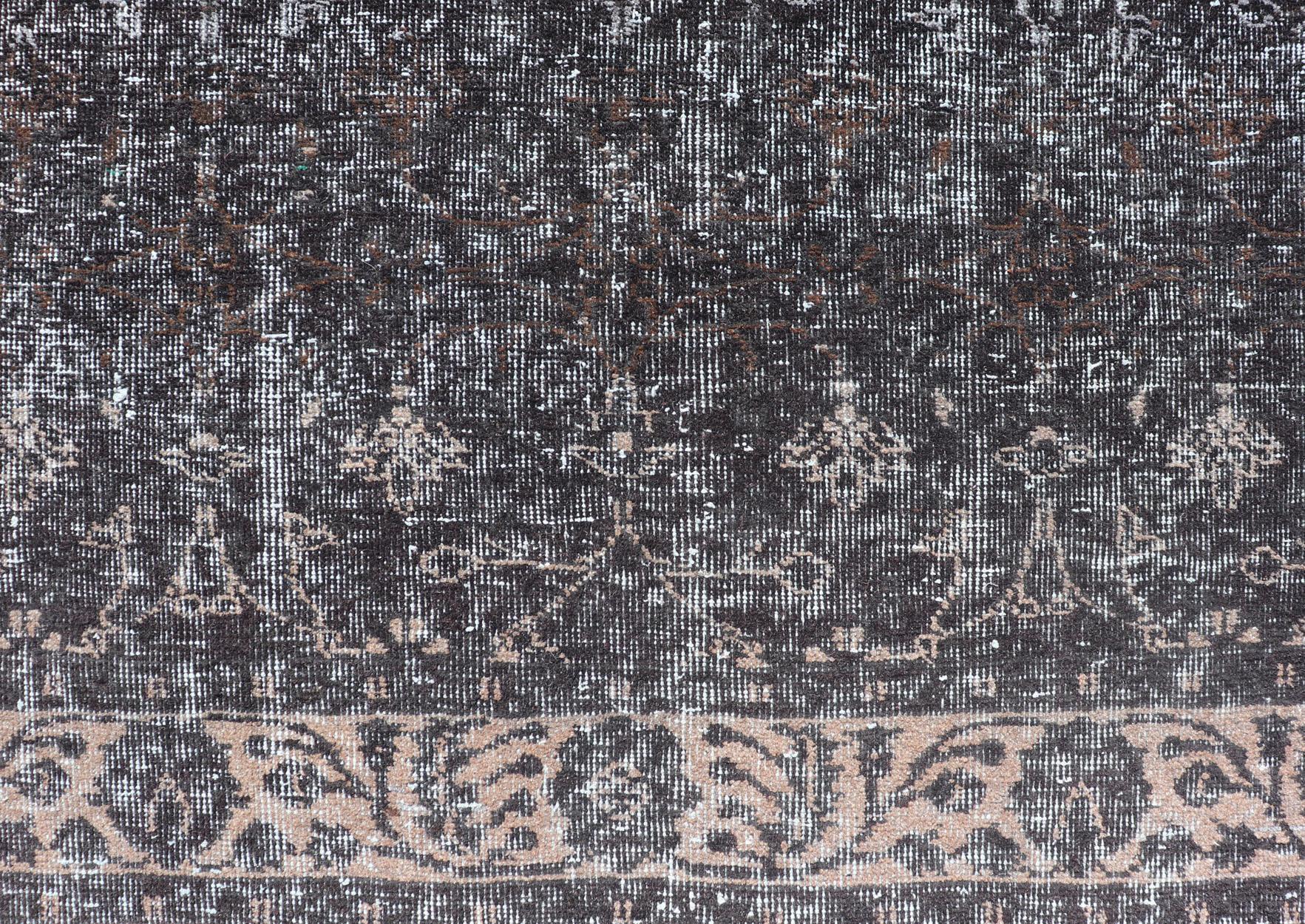 Gallery Over Dyed Oushak mit All-Over-Blumenmuster in Anthrazit, Creme und Grau im Angebot 1