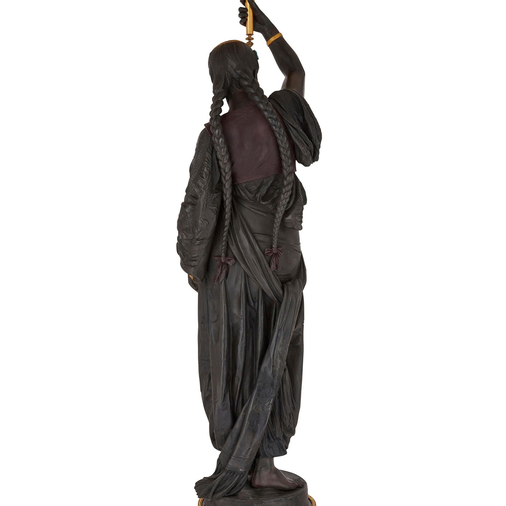 Belle Époque Sculpture en bronze grandeur nature d'une figure féminine orientaliste en vente