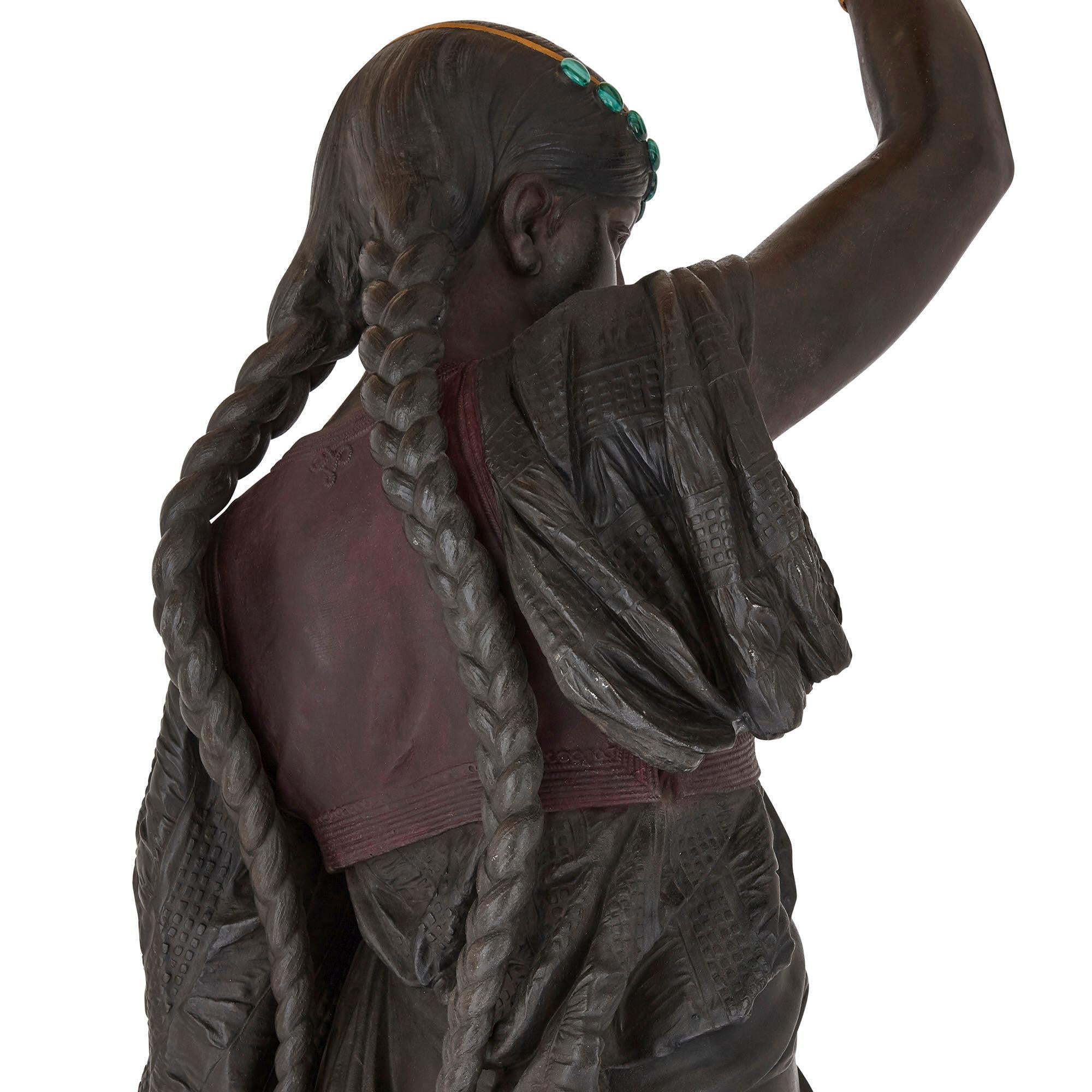 Patiné Sculpture en bronze grandeur nature d'une figure féminine orientaliste en vente