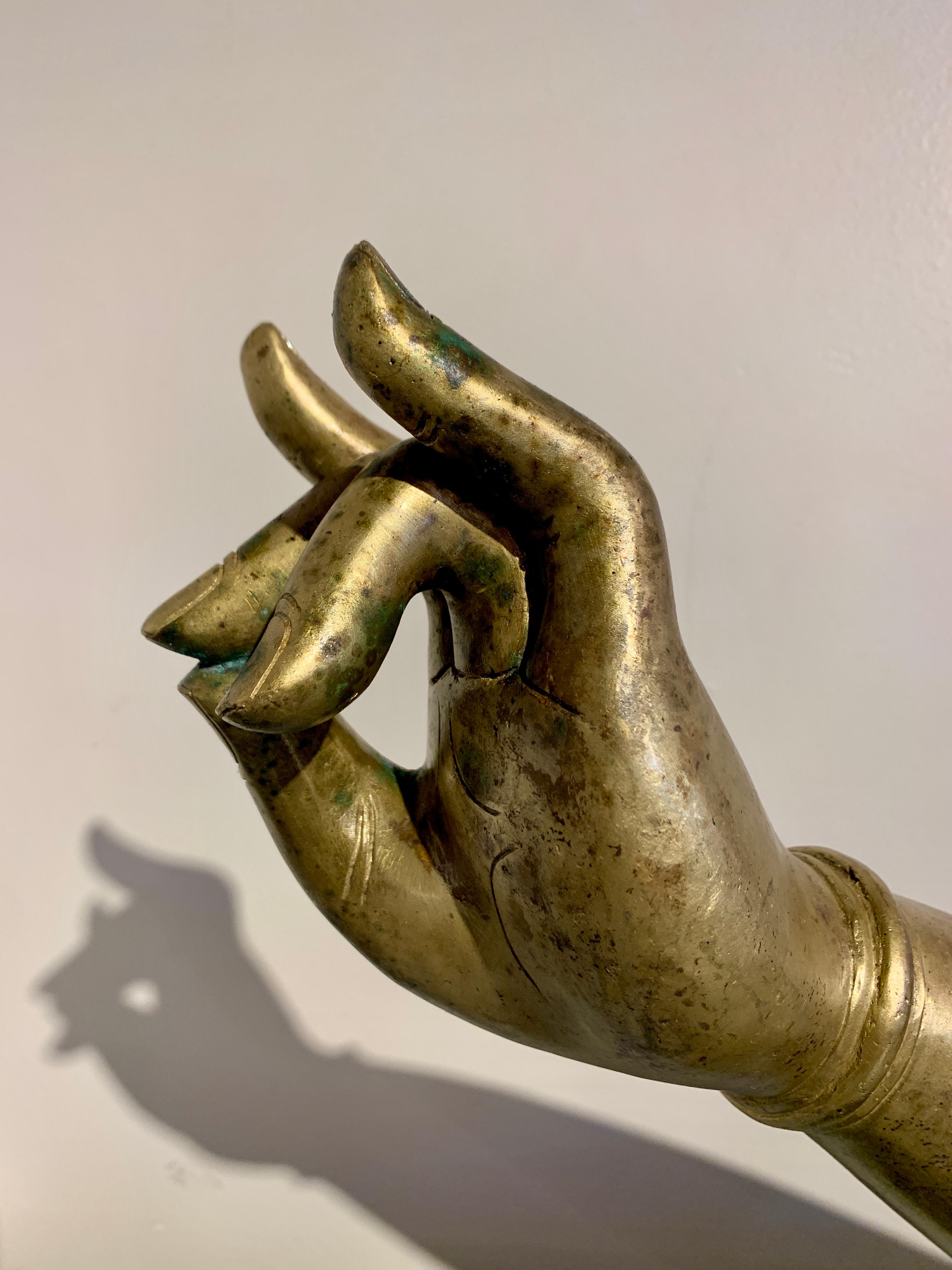 Bras de bodhisattva en bronze tibétain doré, grandeur nature, fin du 19e siècle en vente 3