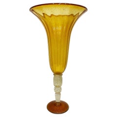 Vaso con piedini in vetro soffiato di Murano in scala maggiorata, inclusioni d'oro