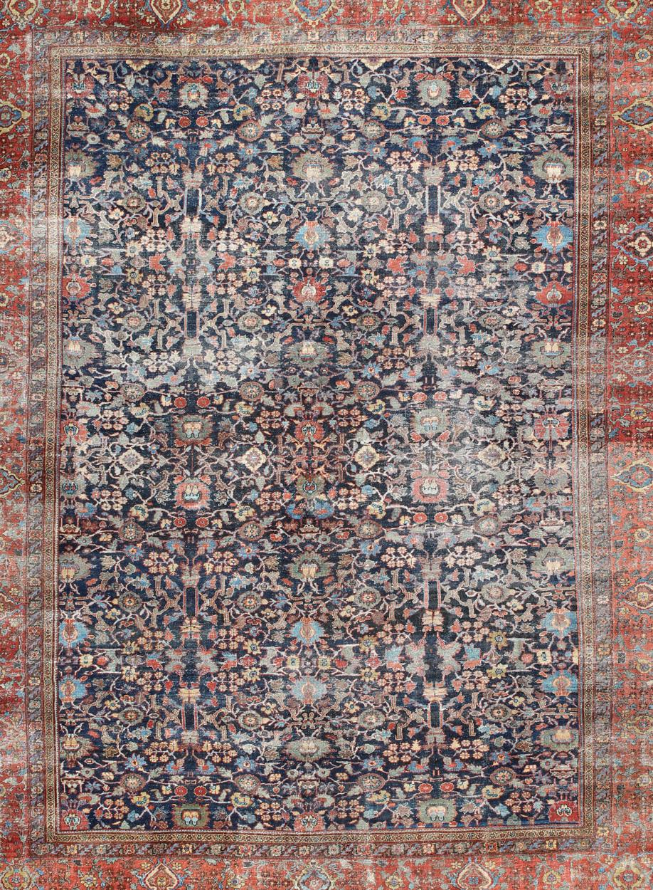 Perse Sultanabad ancien persan à tissage fin surdimensionné au design délavé avec motifs partout en mauvais état en vente