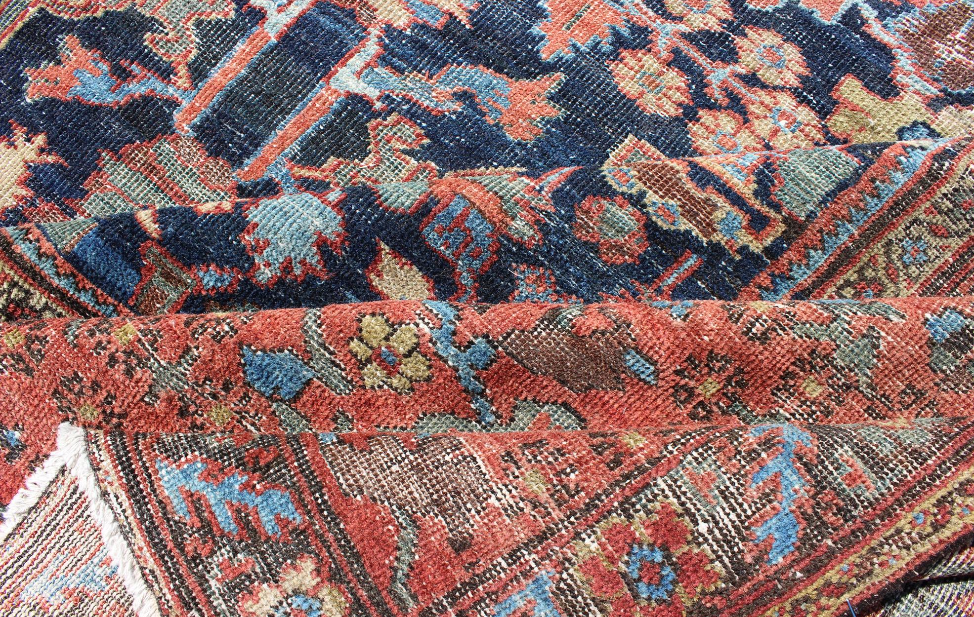 Sultanabad ancien persan à tissage fin surdimensionné au design délavé avec motifs partout en mauvais état Abîmé - En vente à Atlanta, GA
