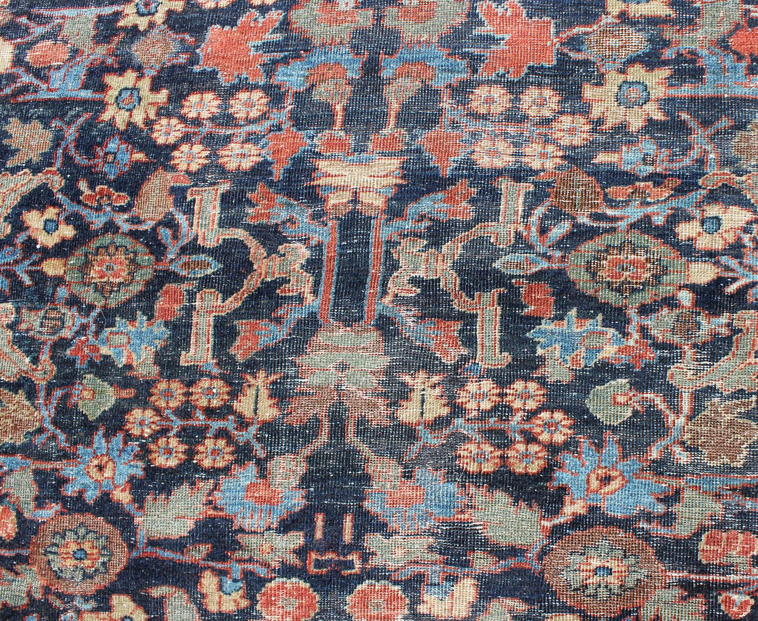 Fin du XIXe siècle Sultanabad ancien persan à tissage fin surdimensionné au design délavé avec motifs partout en mauvais état en vente