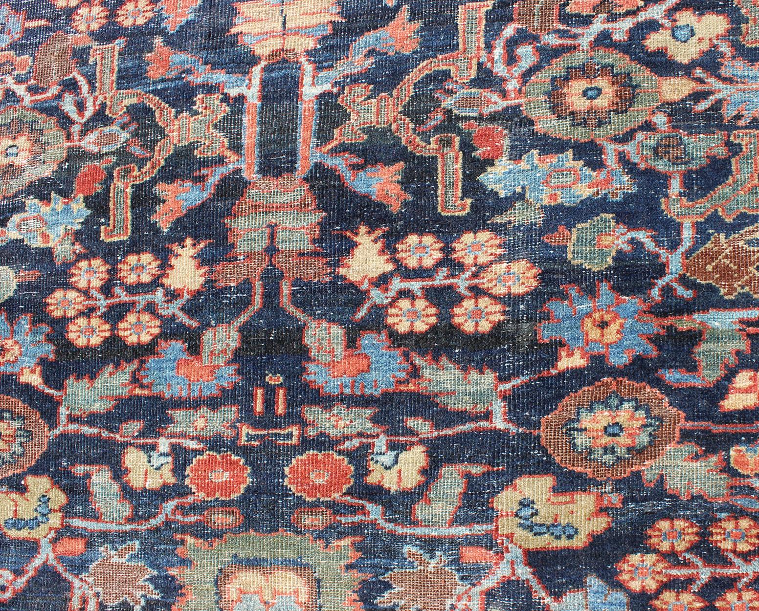 Laine Sultanabad ancien persan à tissage fin surdimensionné au design délavé avec motifs partout en mauvais état en vente