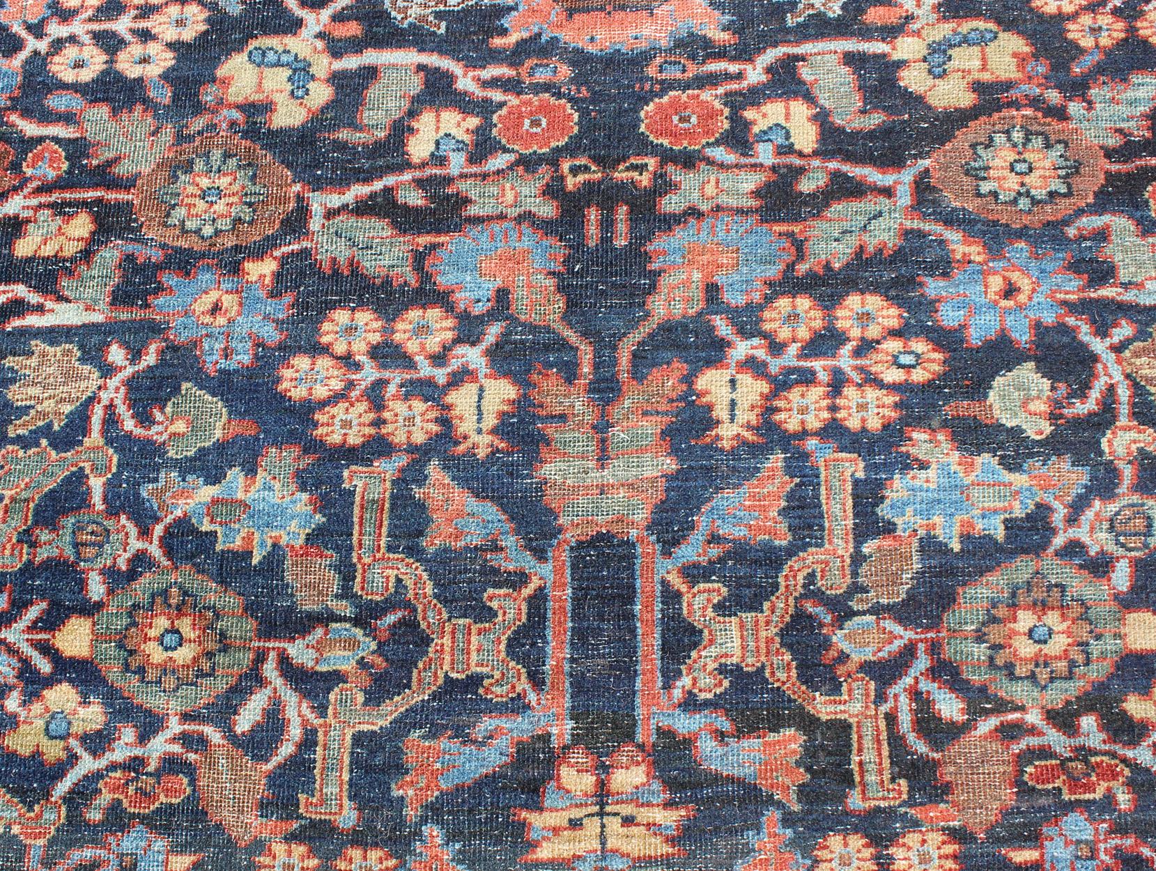 Sultanabad ancien persan à tissage fin surdimensionné au design délavé avec motifs partout en mauvais état en vente 1
