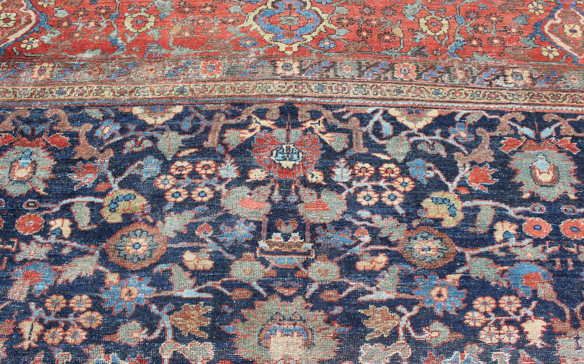 Sultanabad ancien persan à tissage fin surdimensionné au design délavé avec motifs partout en mauvais état en vente 2