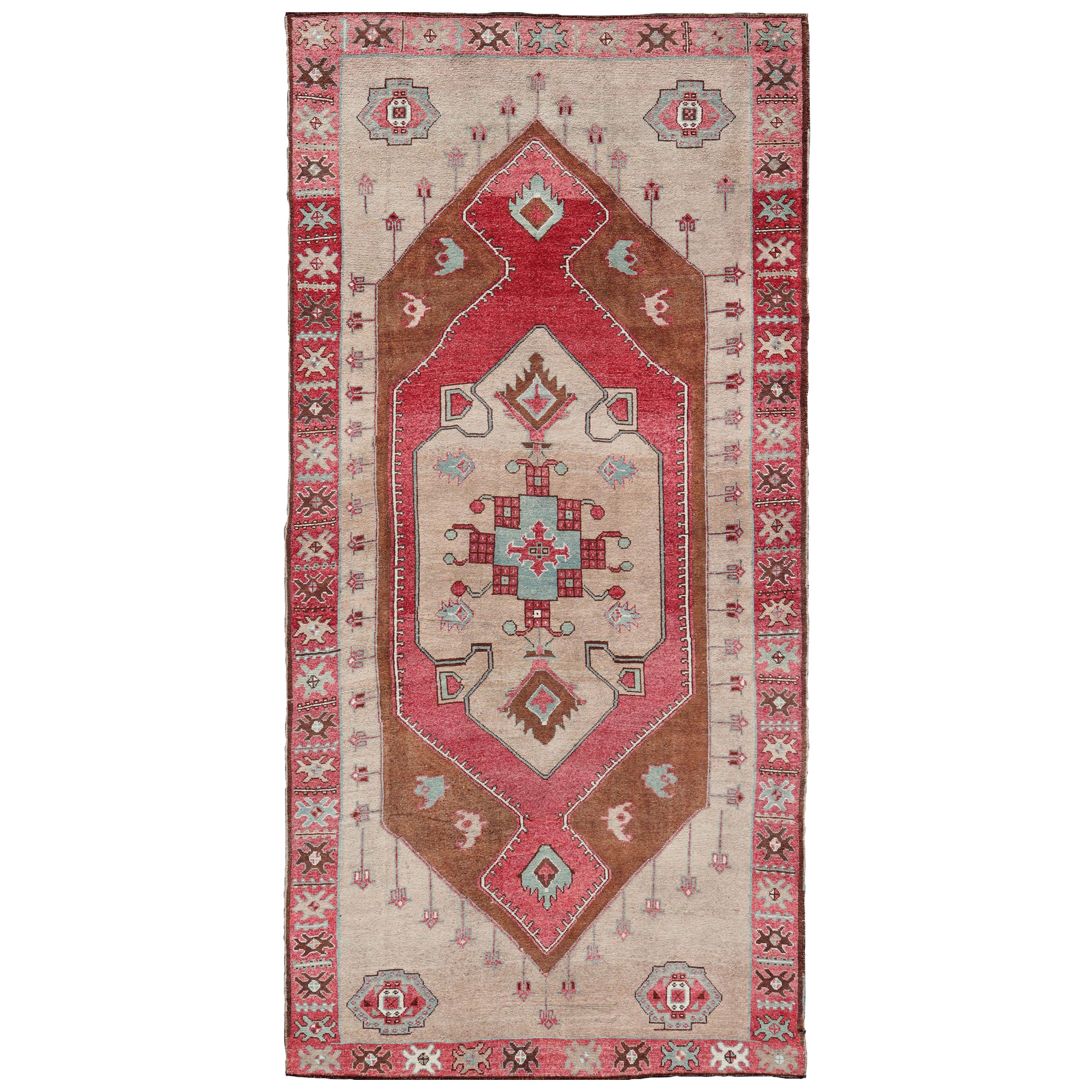 Runner da galleria turco over-size con grande medaglione in rosso, grigio e marrone