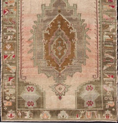 Türkischer Vintage-Oushak-Galerie-Teppich in zartem Rosa, Olivgrün und gebranntem Siena