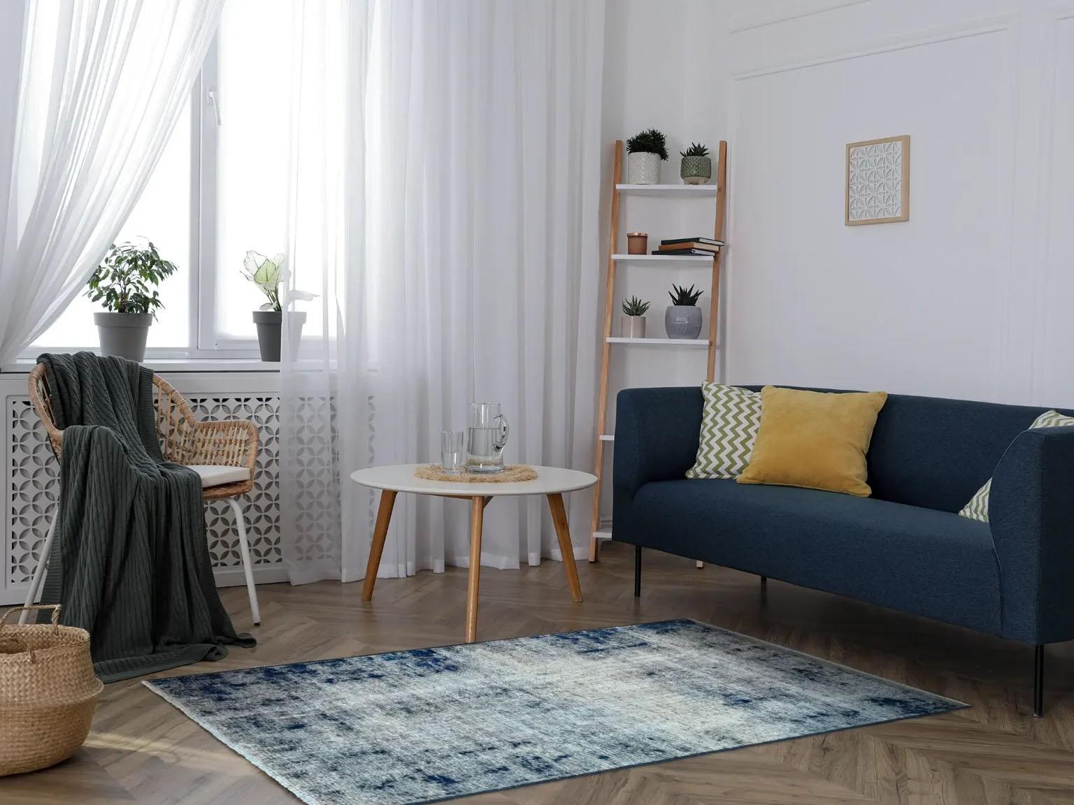 Entdecken Sie die Eleganz dieses einzigartigen Overdye mit wunderschöner Handwerkskunst. Dieses exklusive Design, das mit viel Liebe zum Detail entworfen wurde, ist perfekt, um Ihren Raum zu verschönern.