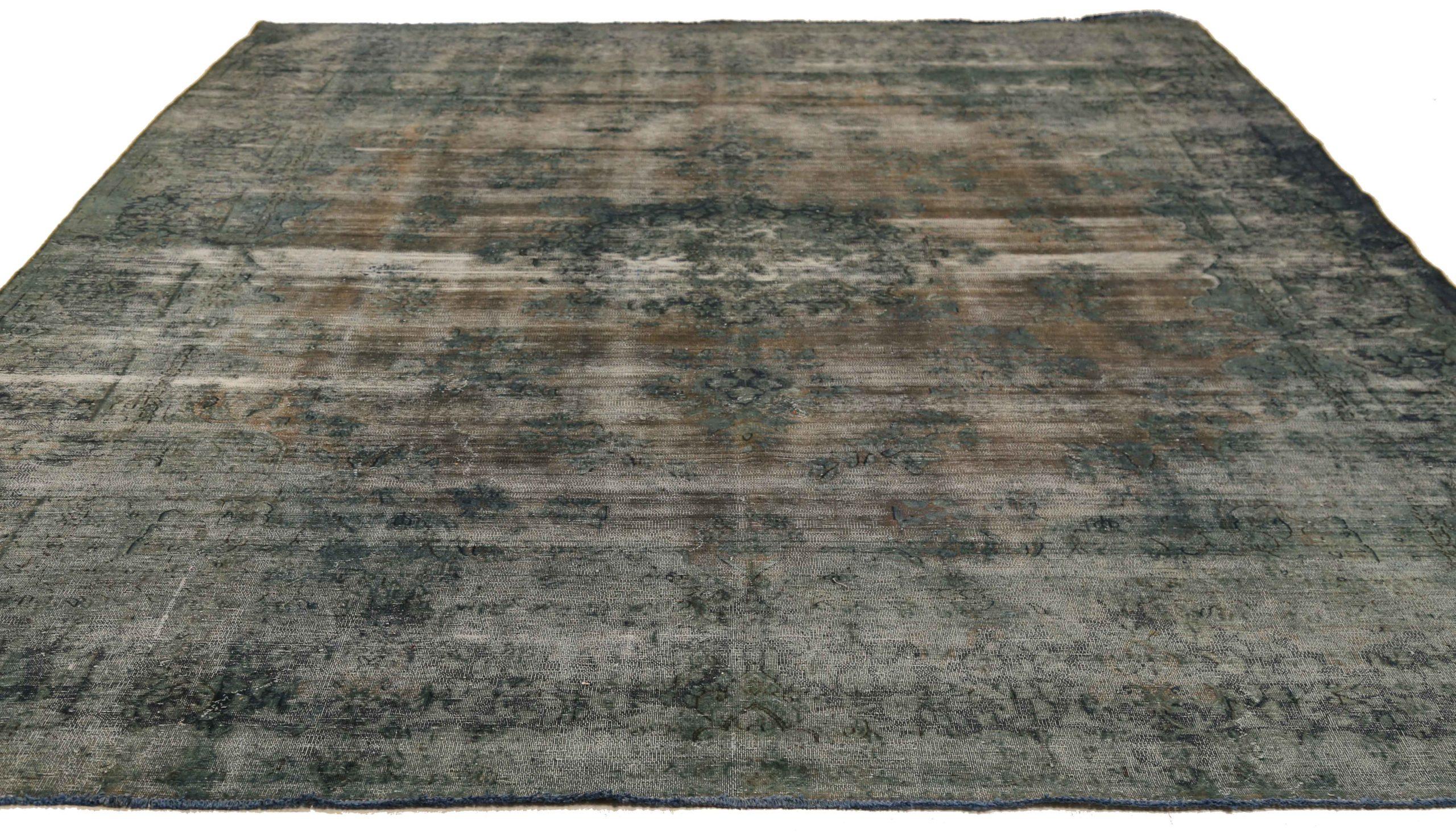 Scopri l'eleganza di questo tappeto Overdye unico nel suo genere, caratterizzato da tappeti d'area del 1880. Progettato con una meticolosa attenzione ai dettagli, questo design esclusivo è perfetto per valorizzare il tuo spazio.